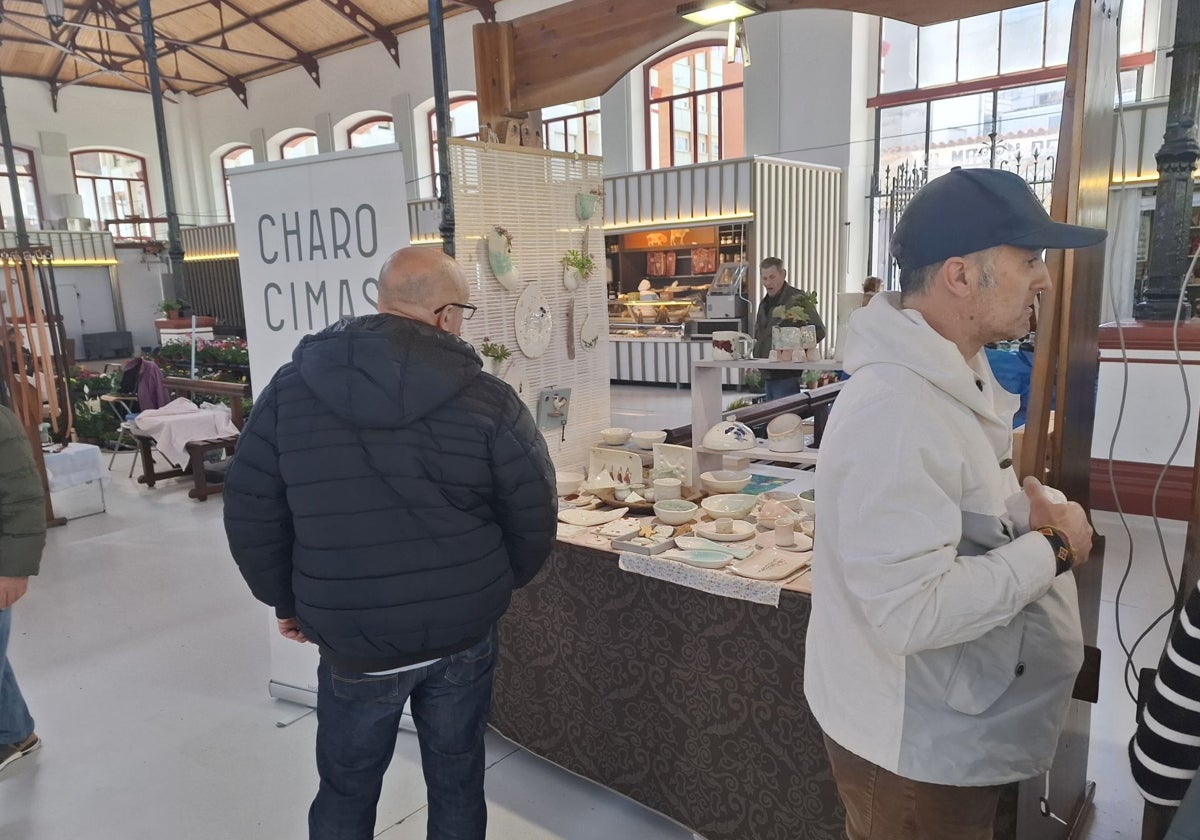 Uno de los puestos de la Feria de Artesanía Agroalimentaria de Semana Santa de Villaviciosa