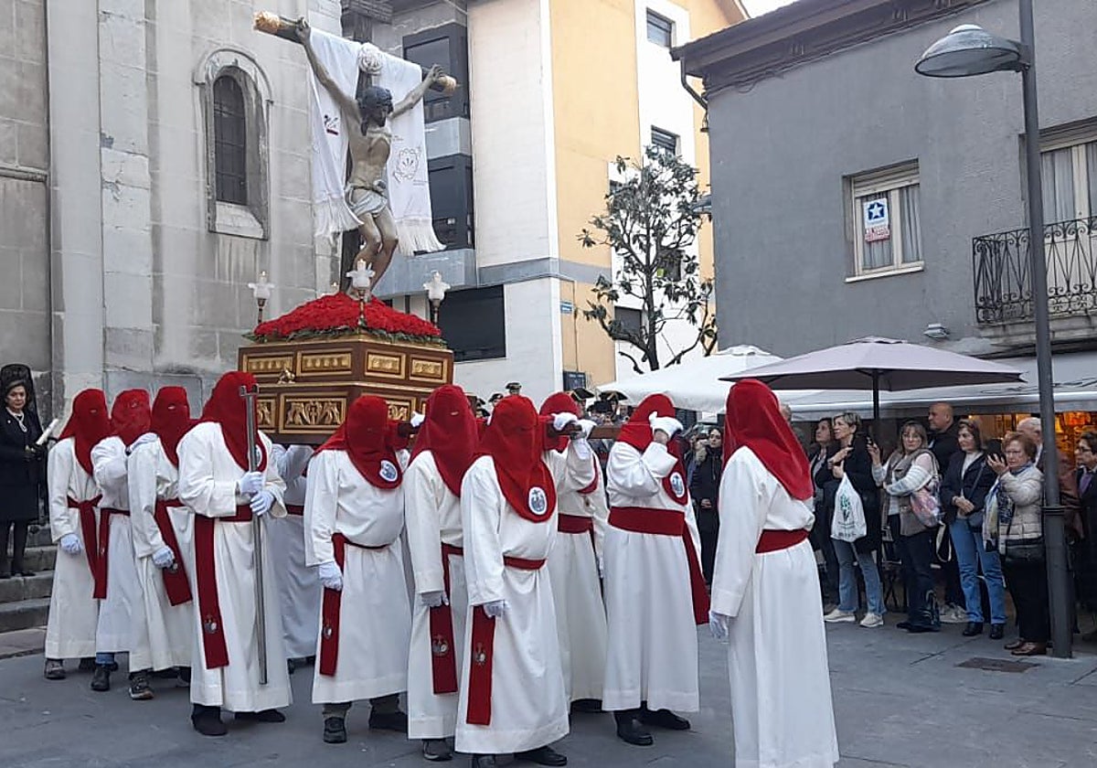 El Cristo de la Buena Muerte a la salida de la iglesia de San Pedro, en Grado, durante la procesión de las Siete Palabras