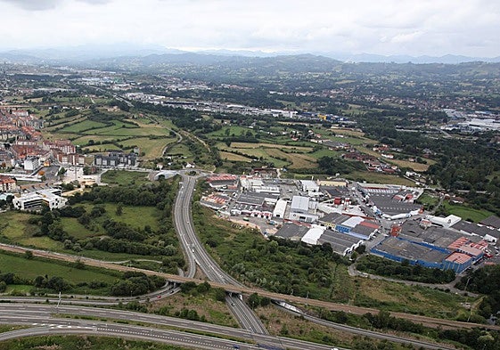 Lugones, con el centro urbano a la izquierda de la imagen, y la zona de Puente Nora y Paredes (derecha), donde se construirá un nuevo colector.