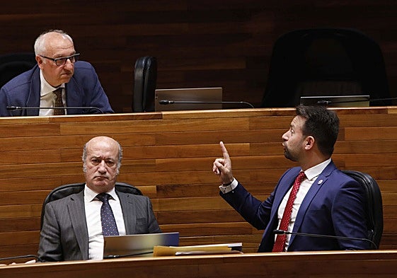 Luis Venta, en su escaño, junto al presidente del PP de Asturias, Álvaro Queipo, quien conversa con el también diputado popular Salvador Méndez.
