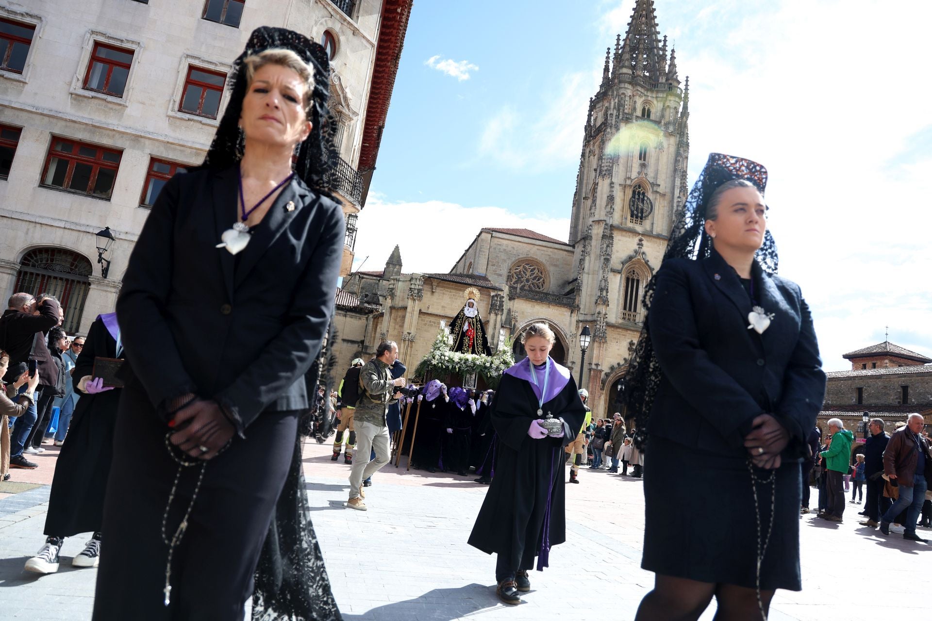 Fotos: La procesión de la Soledad en Oviedo