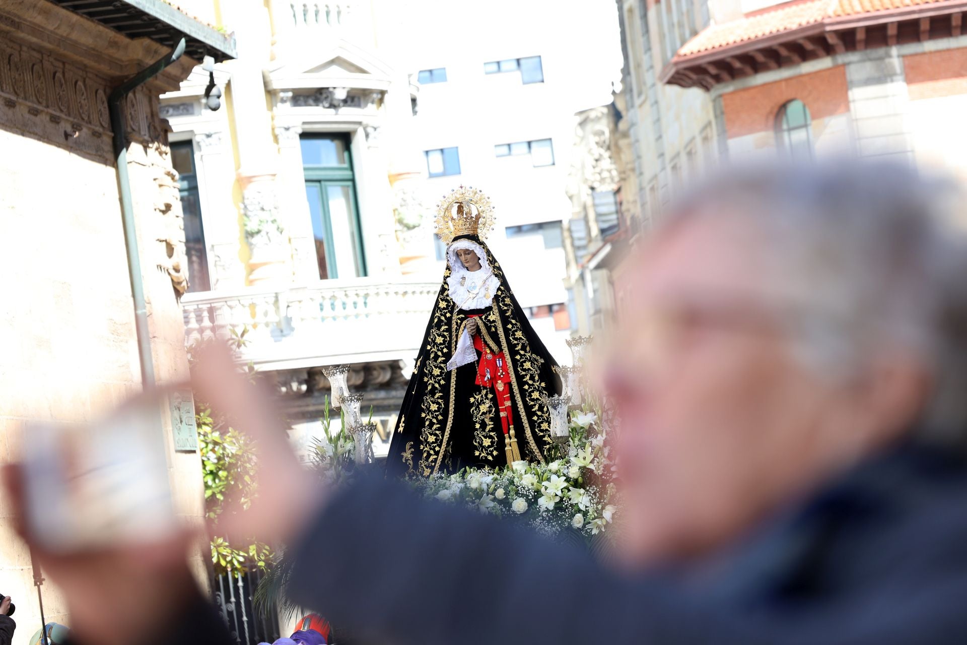 Fotos: La procesión de la Soledad en Oviedo