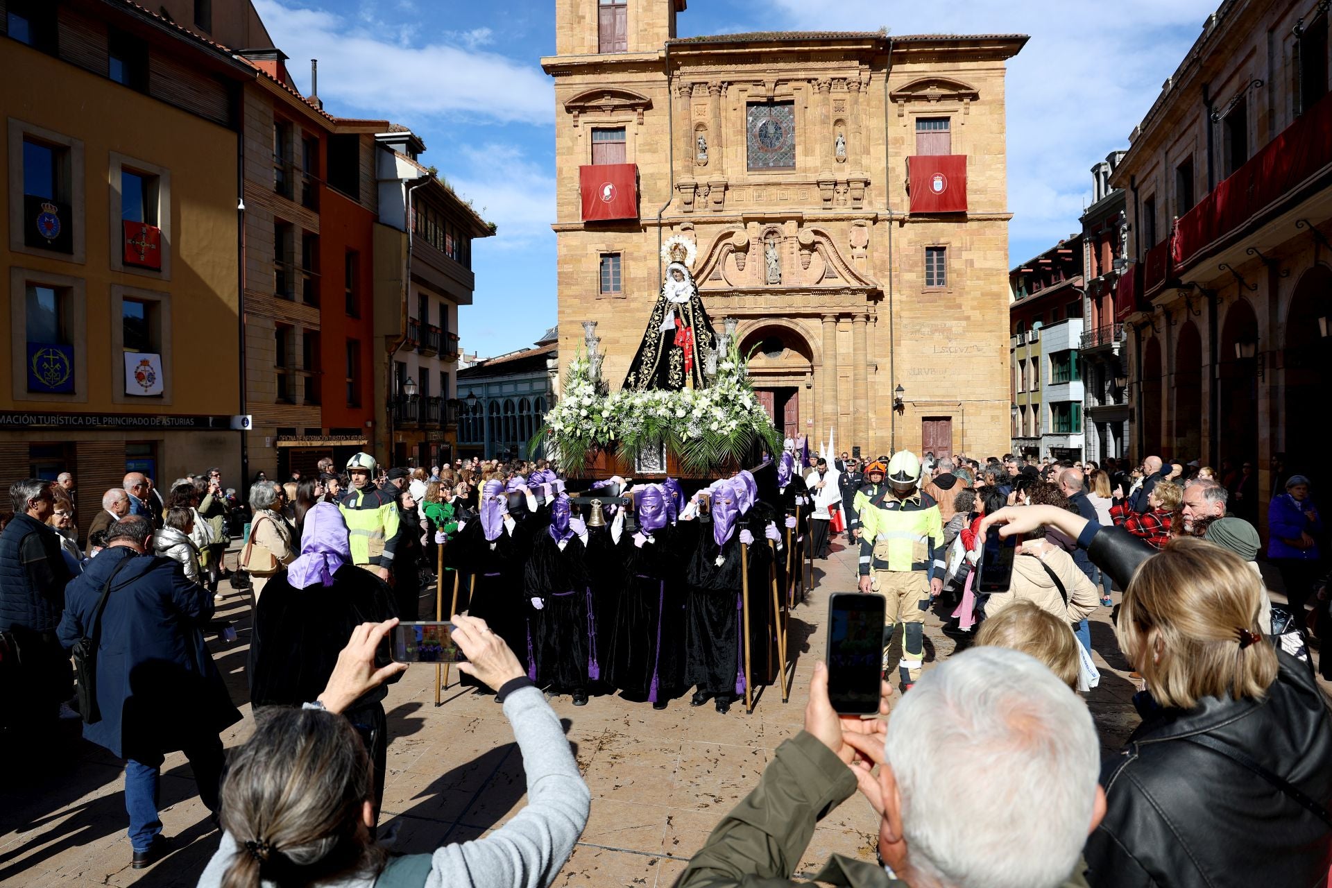 Fotos: La procesión de la Soledad en Oviedo