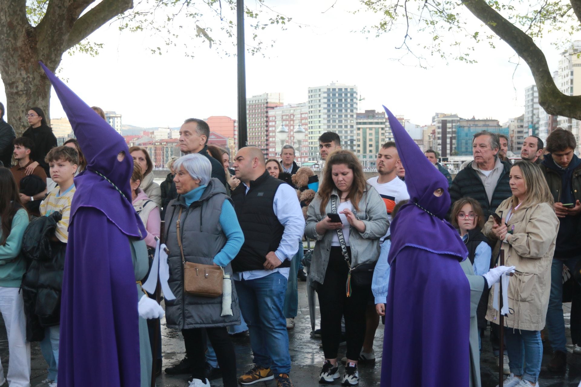 La procesión del Santo Entierro de Gijón desafía a la lluvia