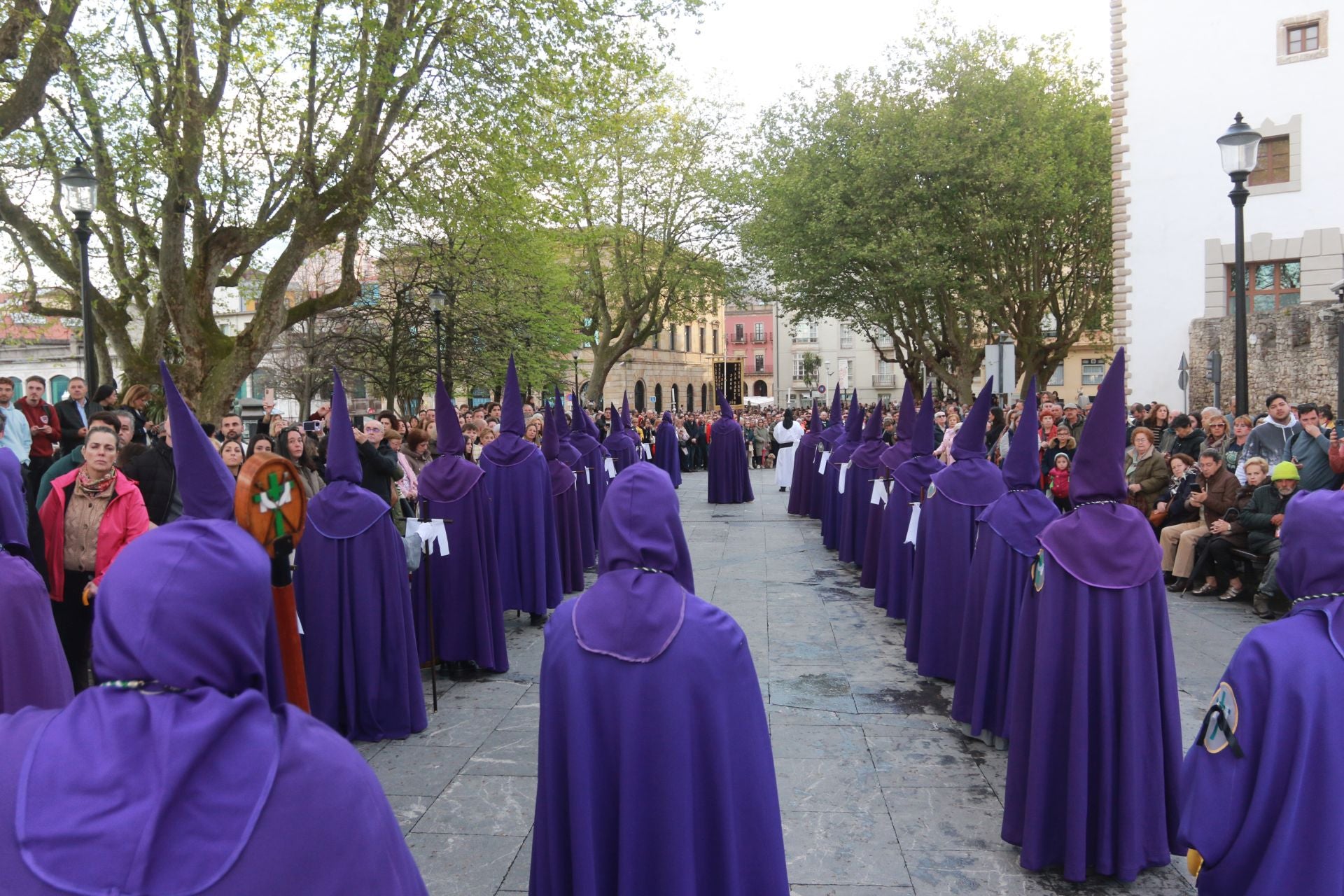 La procesión del Santo Entierro de Gijón desafía a la lluvia