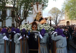 La procesión del Santo Entierro de Gijón desafía a la lluvia