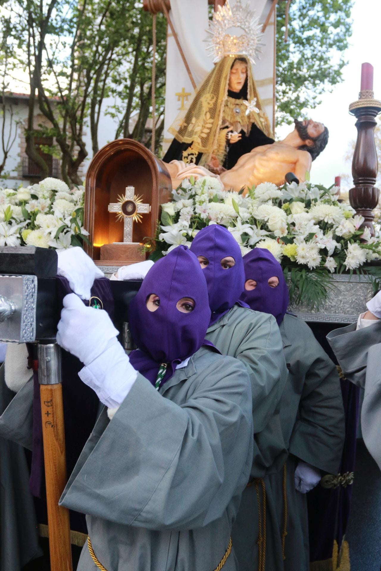 La procesión del Santo Entierro de Gijón desafía a la lluvia