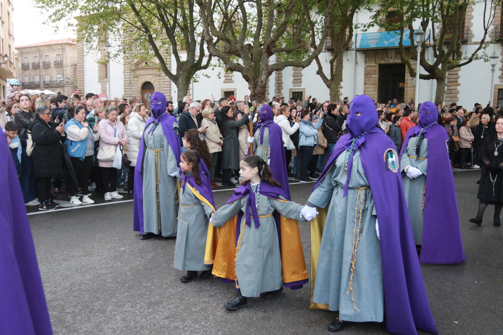 La procesión del Santo Entierro de Gijón desafía a la lluvia
