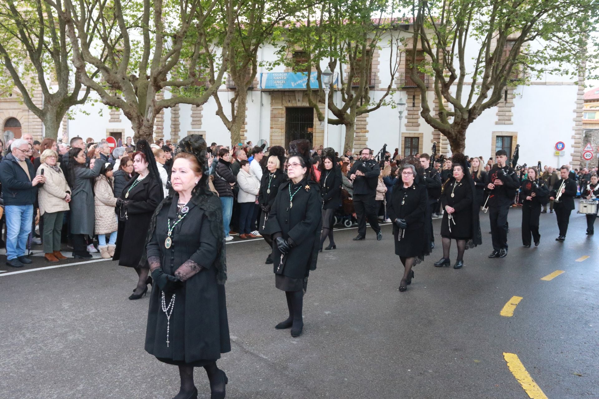 La procesión del Santo Entierro de Gijón desafía a la lluvia