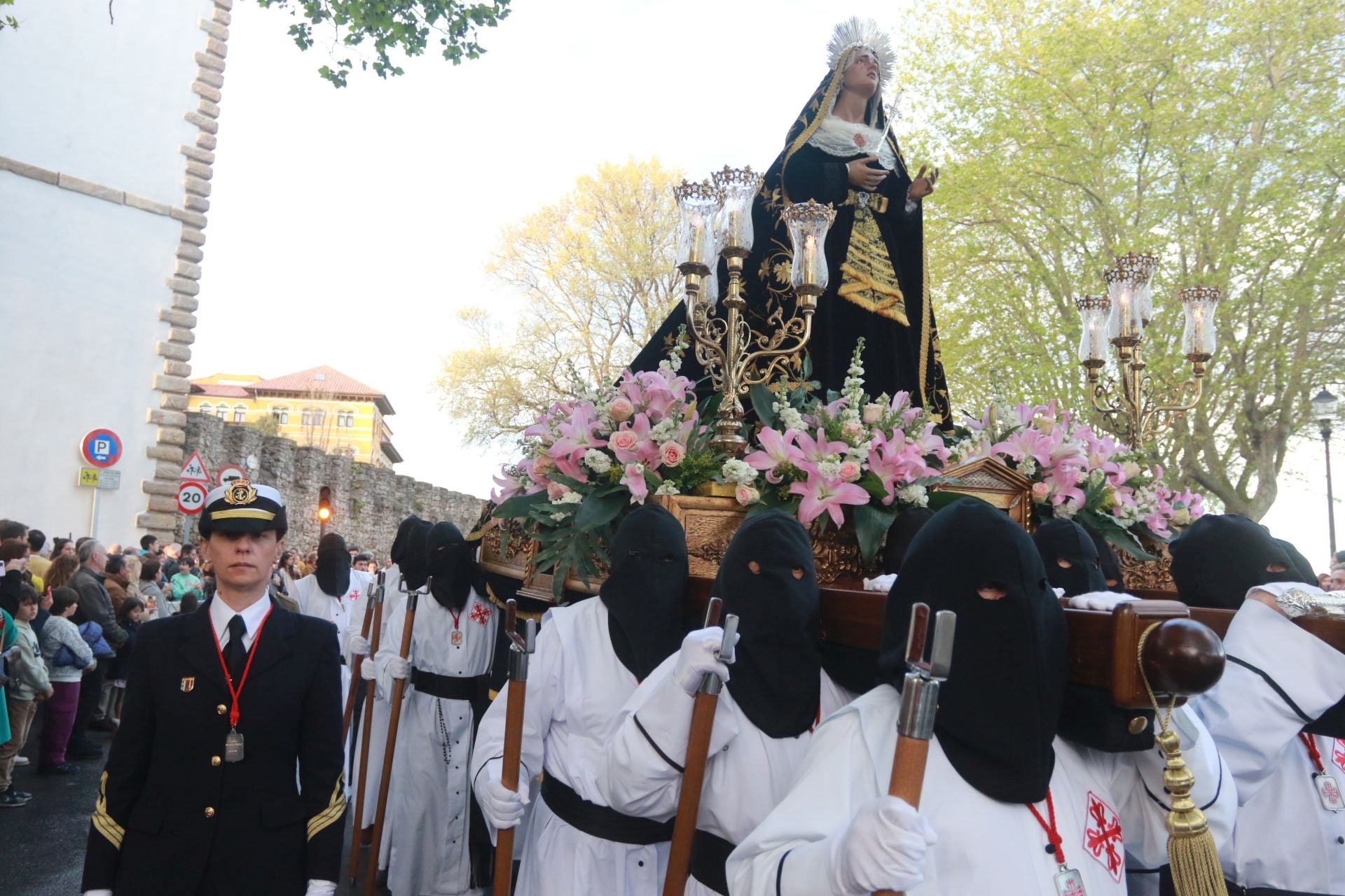 La procesión del Santo Entierro de Gijón desafía a la lluvia