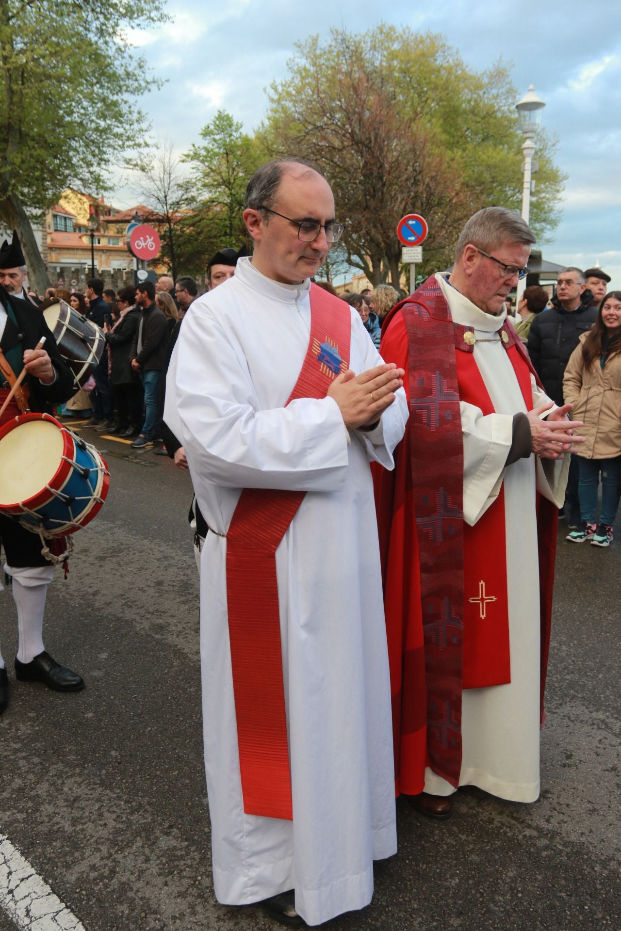 La procesión del Santo Entierro de Gijón desafía a la lluvia
