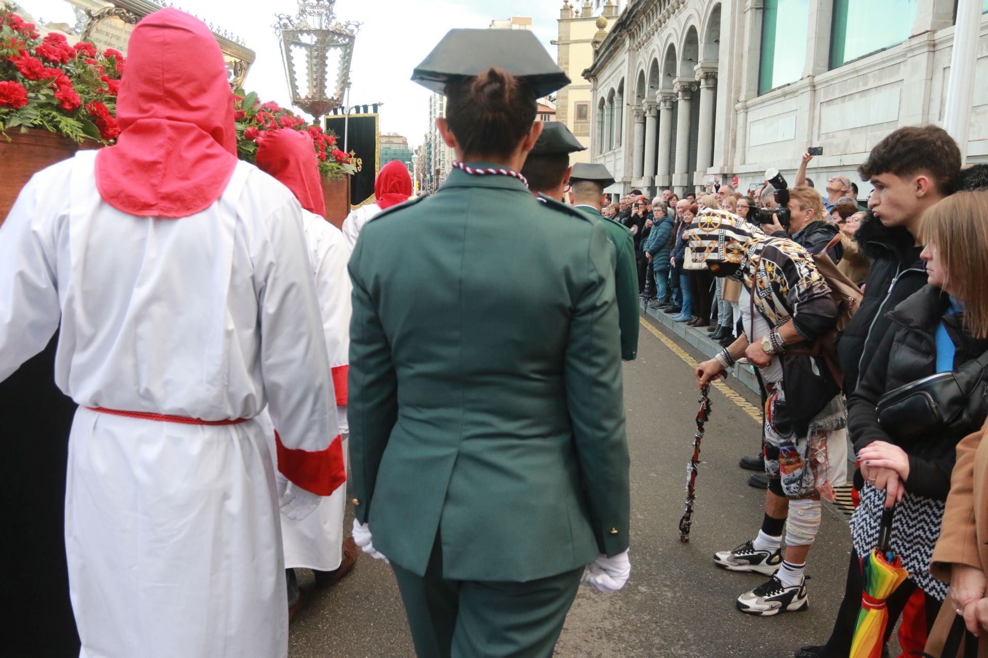 La procesión del Santo Entierro de Gijón desafía a la lluvia