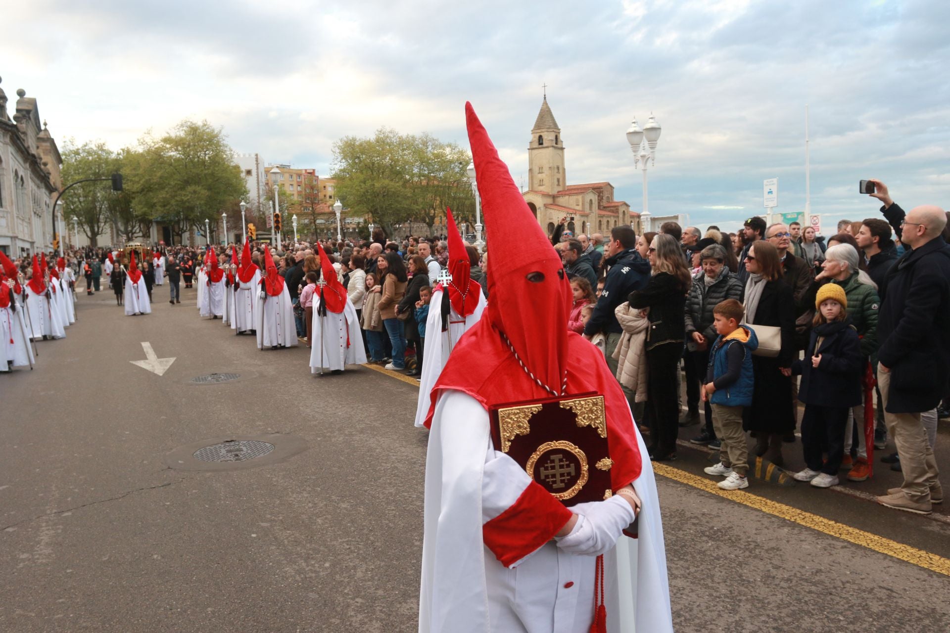 La procesión del Santo Entierro de Gijón desafía a la lluvia