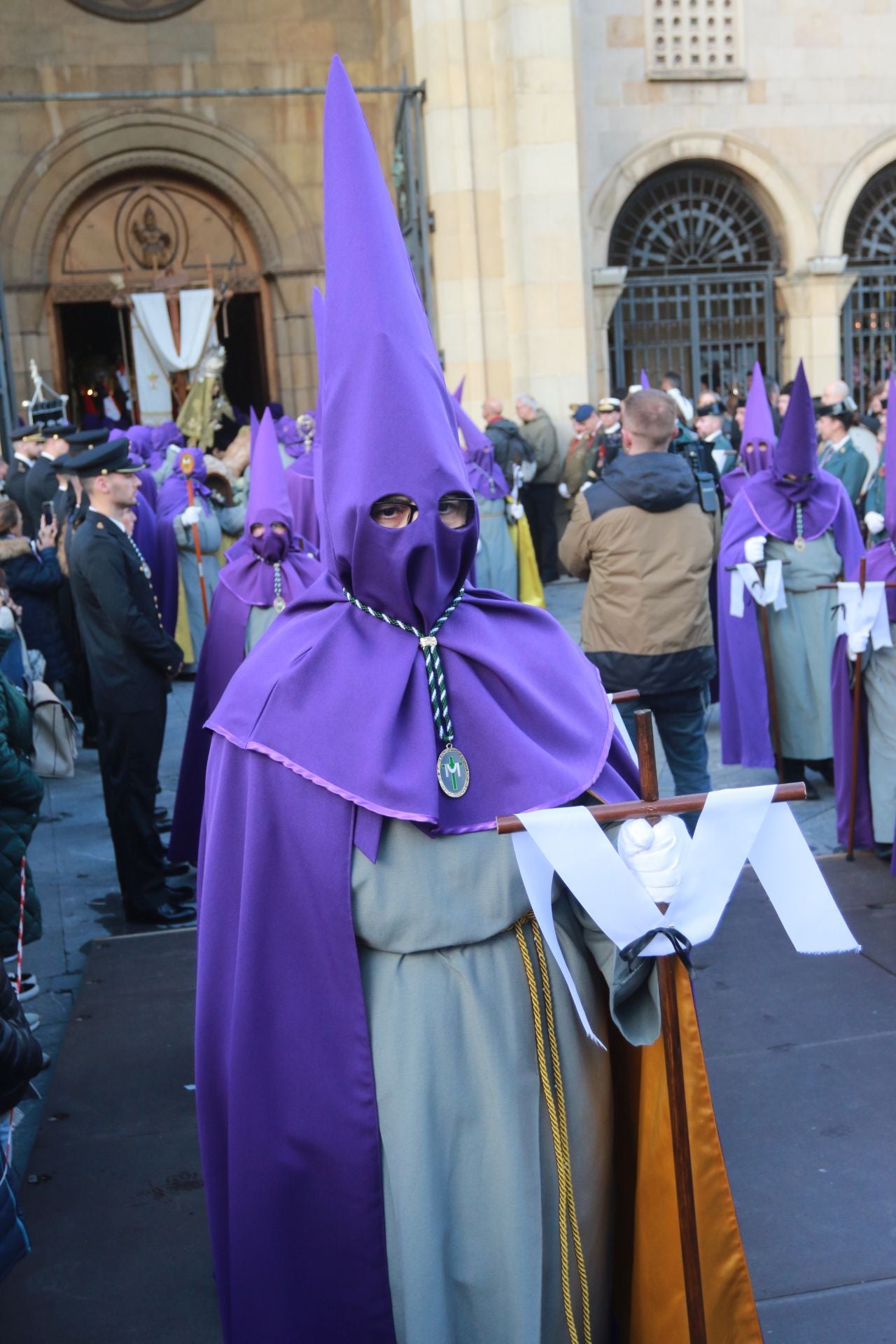 La procesión del Santo Entierro de Gijón desafía a la lluvia