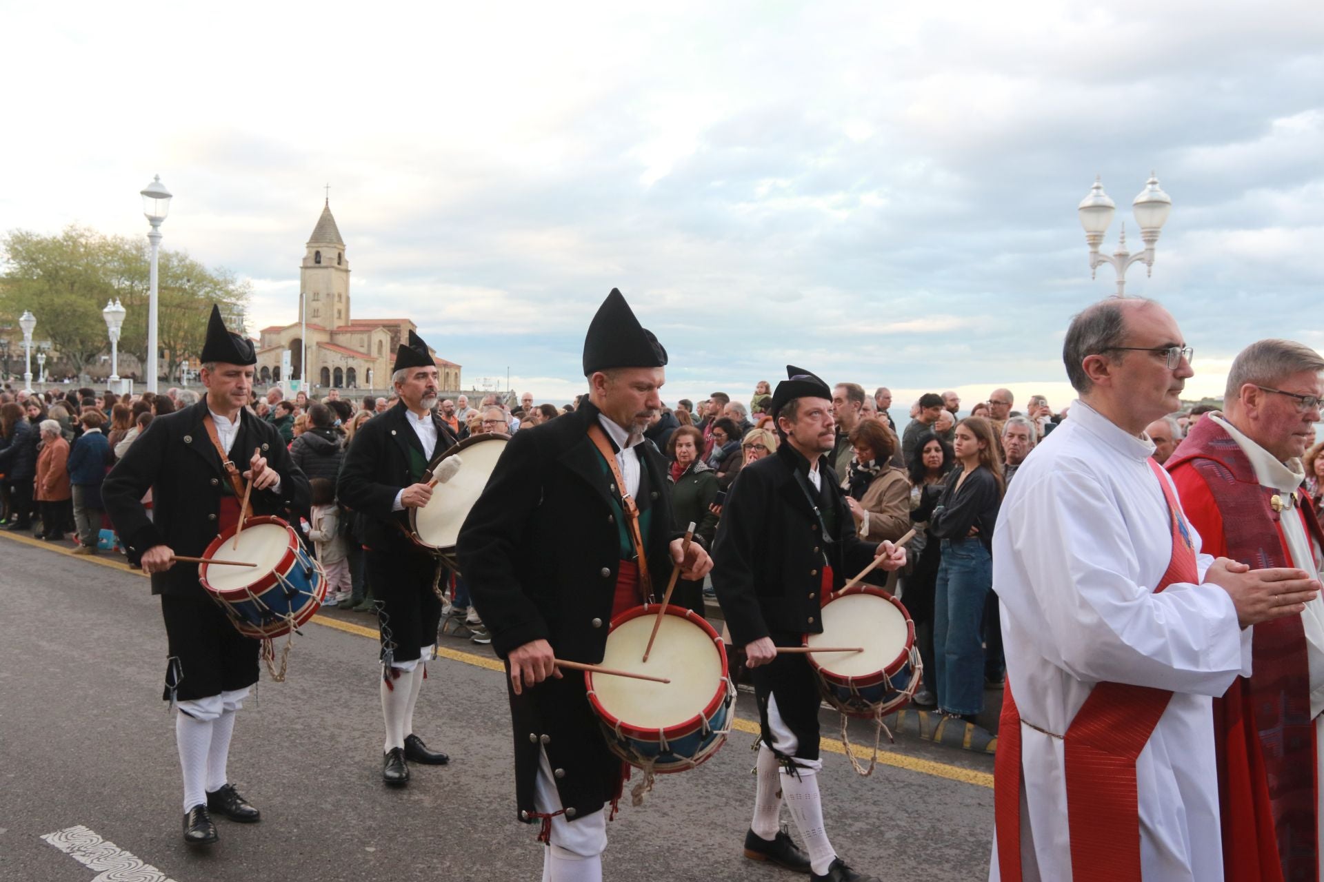 La procesión del Santo Entierro de Gijón desafía a la lluvia