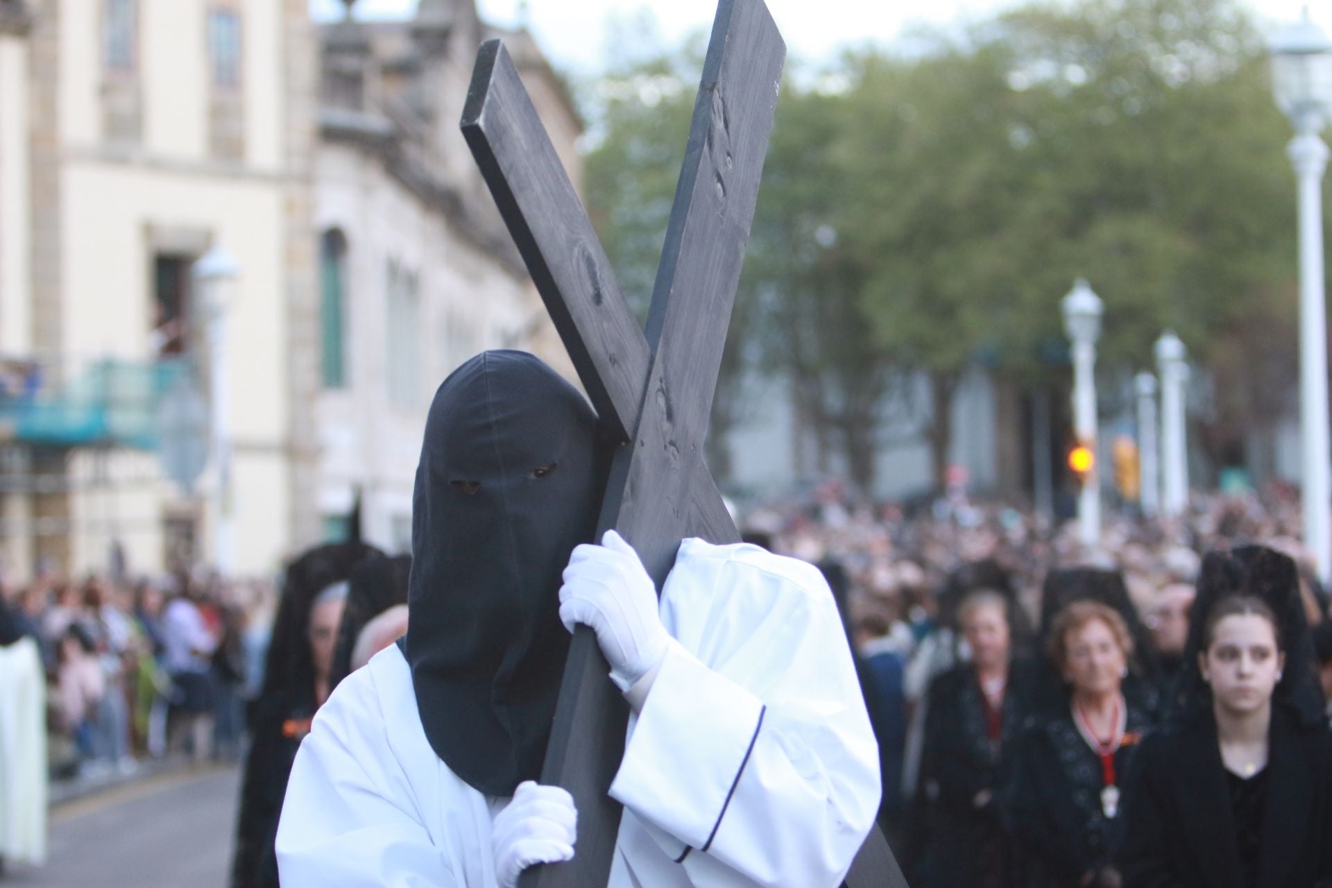 La procesión del Santo Entierro de Gijón desafía a la lluvia