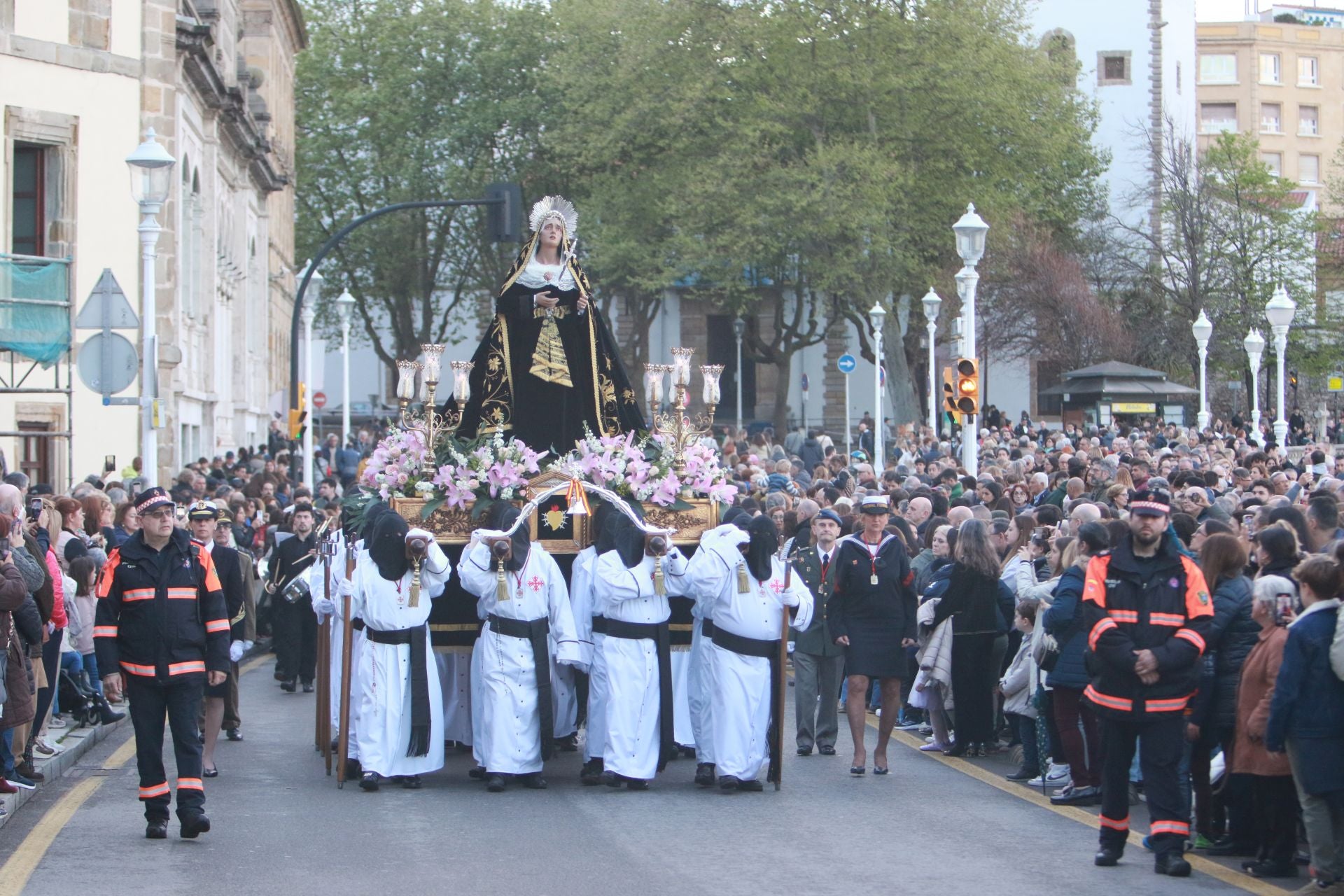 La procesión del Santo Entierro de Gijón desafía a la lluvia