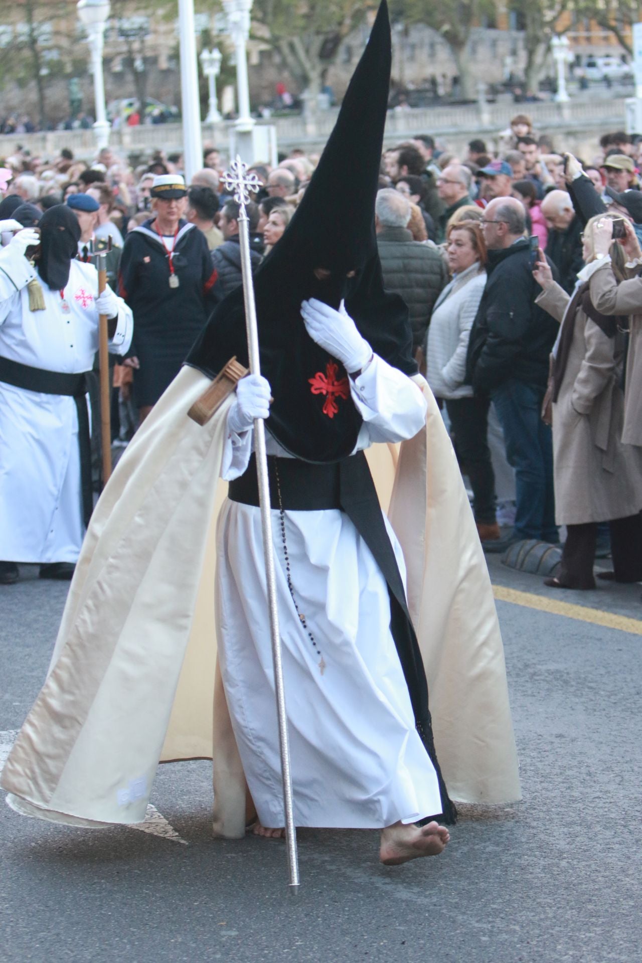 La procesión del Santo Entierro de Gijón desafía a la lluvia