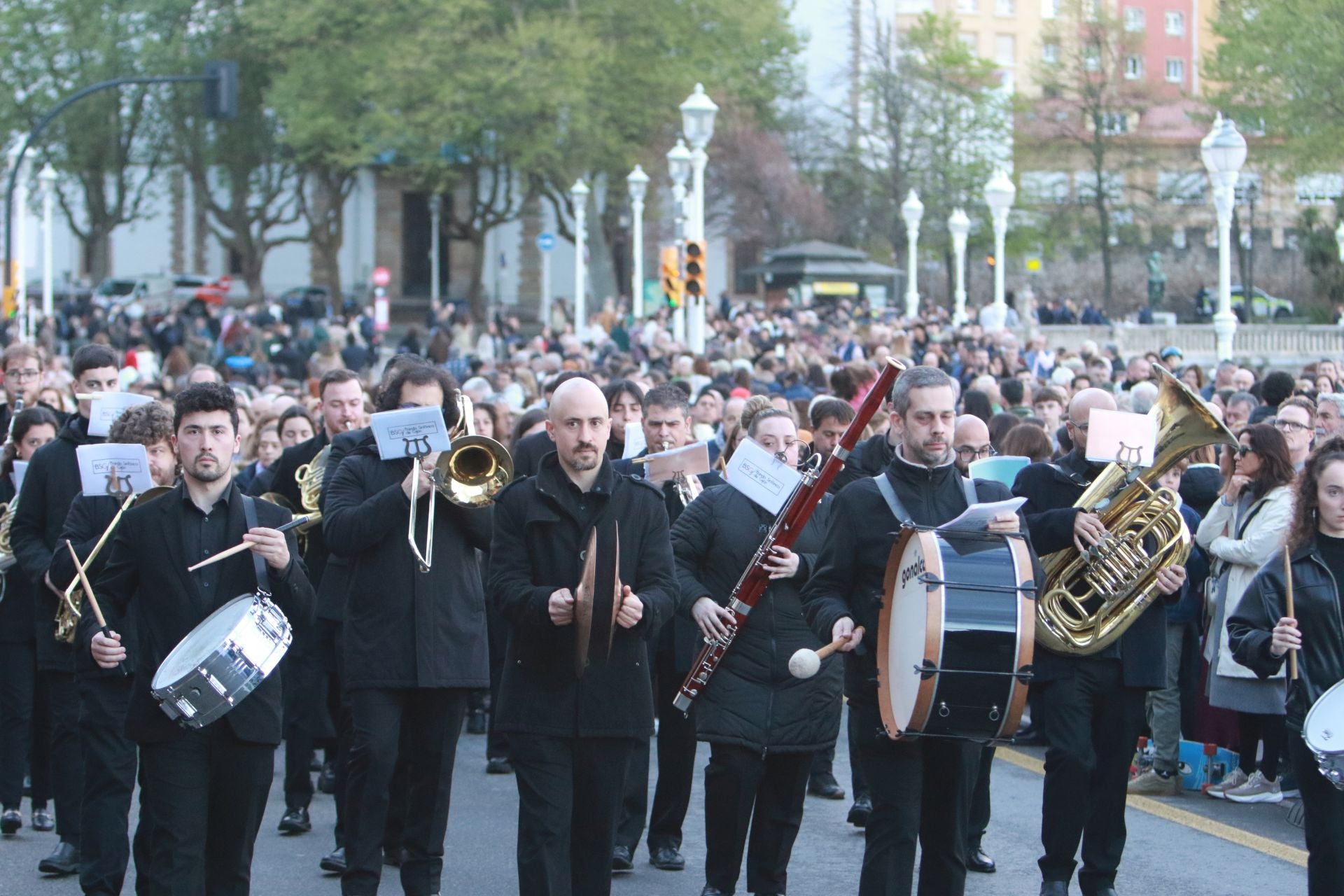 La procesión del Santo Entierro de Gijón desafía a la lluvia