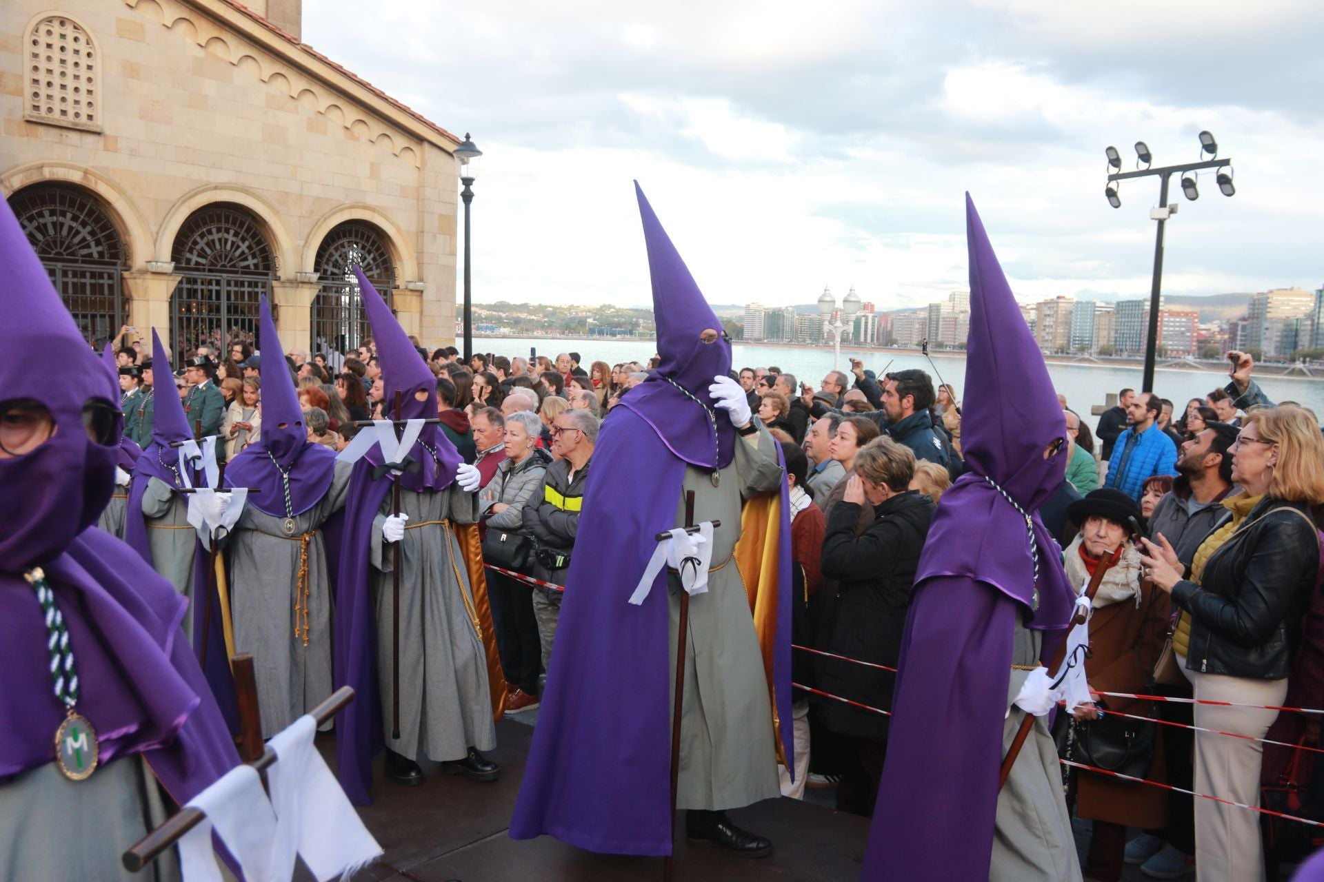 La procesión del Santo Entierro de Gijón desafía a la lluvia