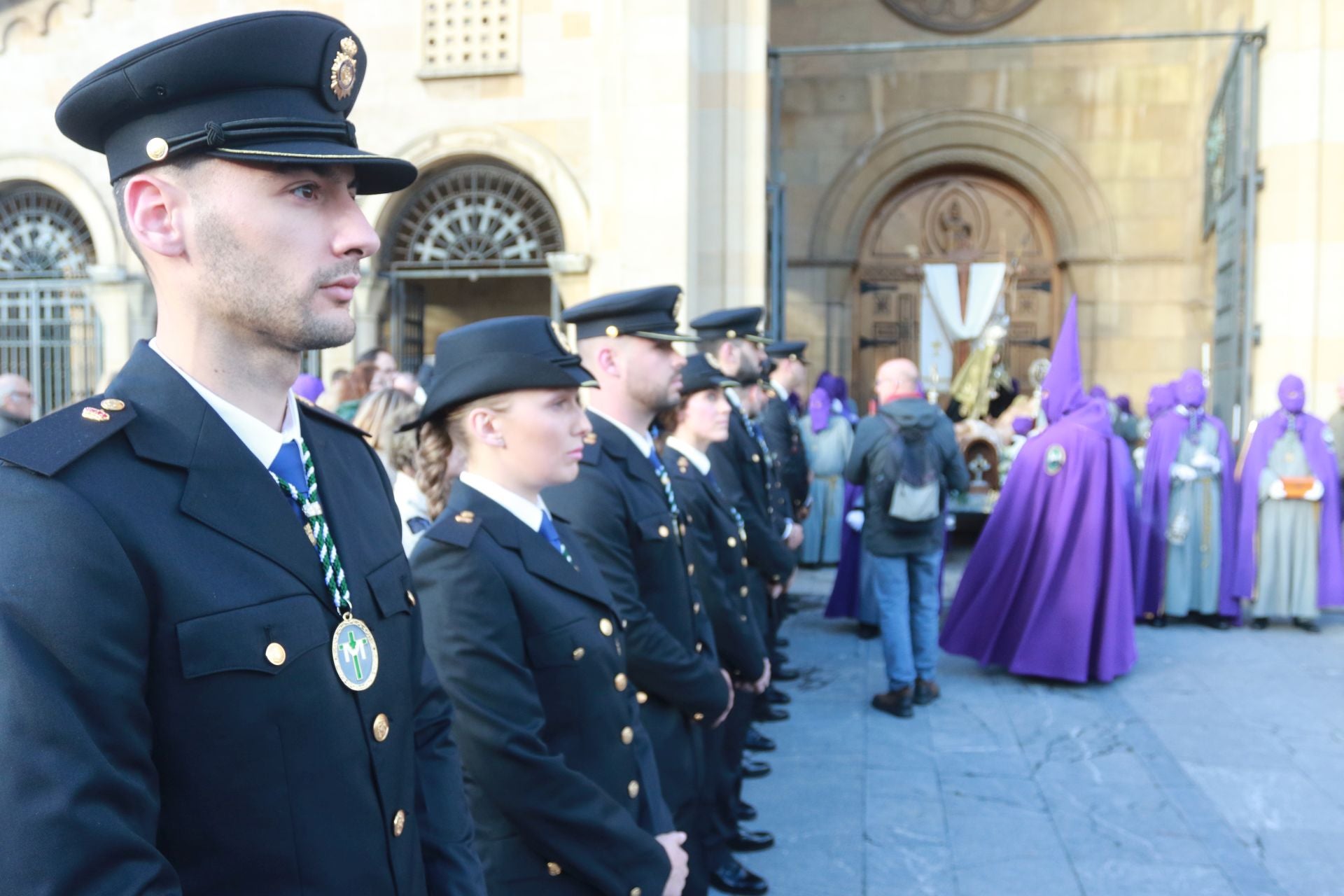 La procesión del Santo Entierro de Gijón desafía a la lluvia