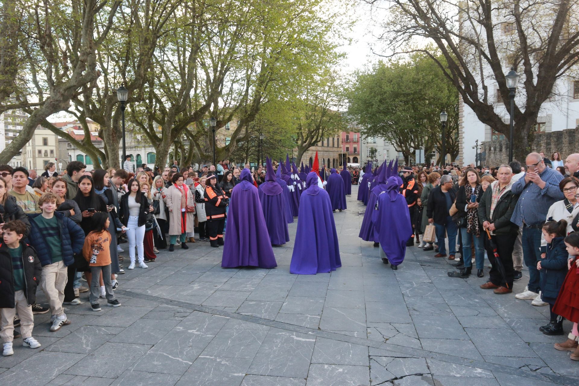 La procesión del Santo Entierro de Gijón desafía a la lluvia