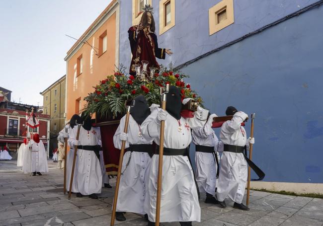 El paso de San Juan Evangelista, a hombros de la Santa Misericordia, en la calle del Rosario.