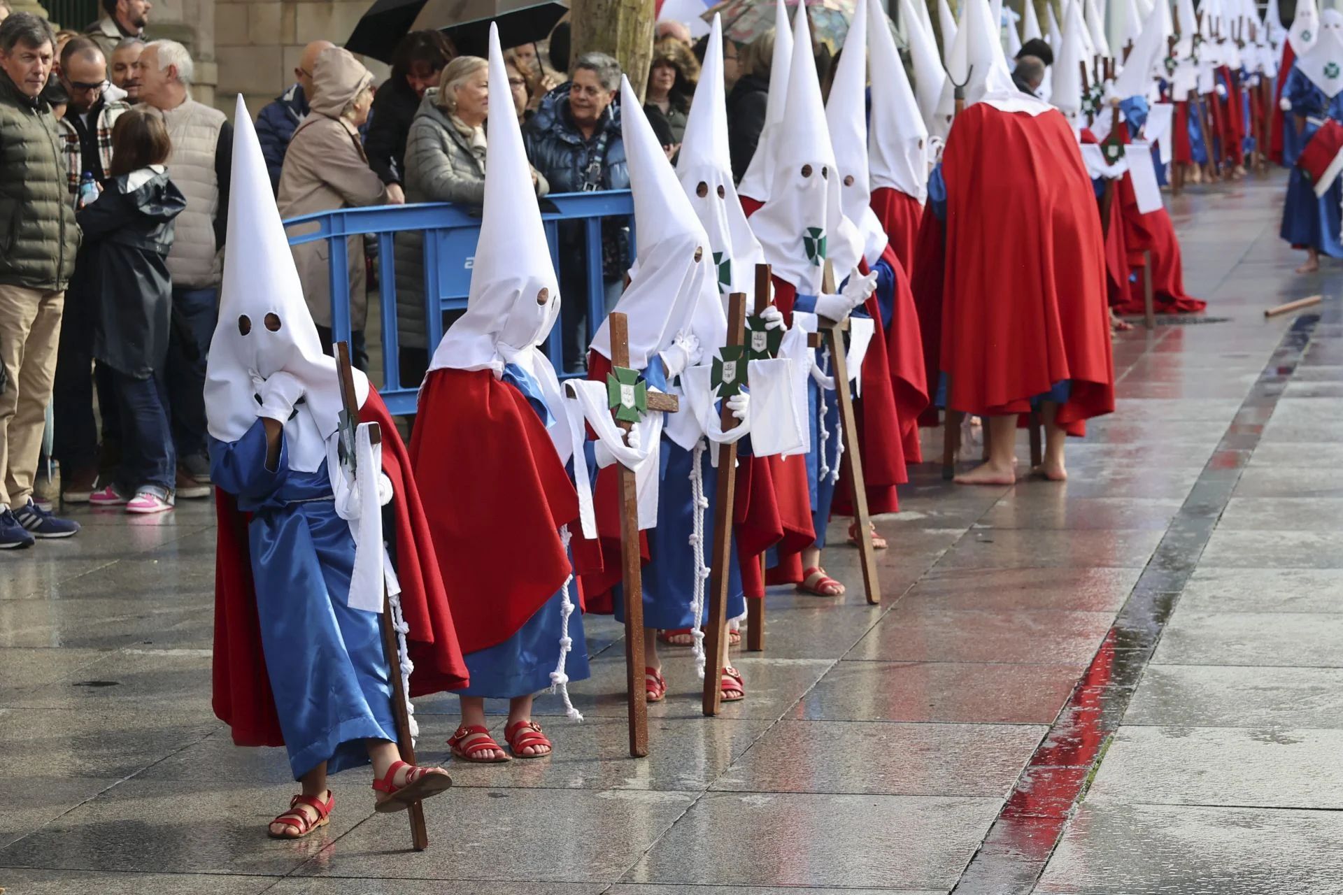 Los 'Sanjuaninos' más pequeños procesionan con sandalias rojas que representan la Sangre de Cristo.