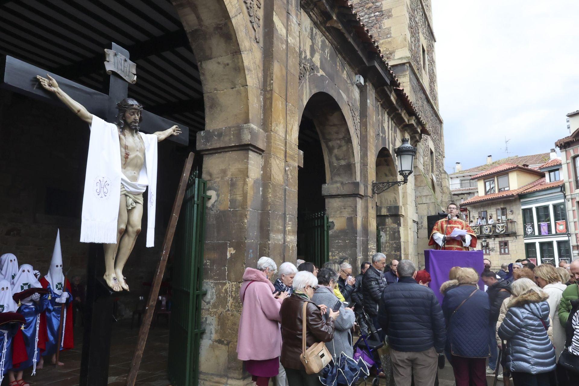 Las mejores imágenes de la procesión del Santo Entierro en Avilés