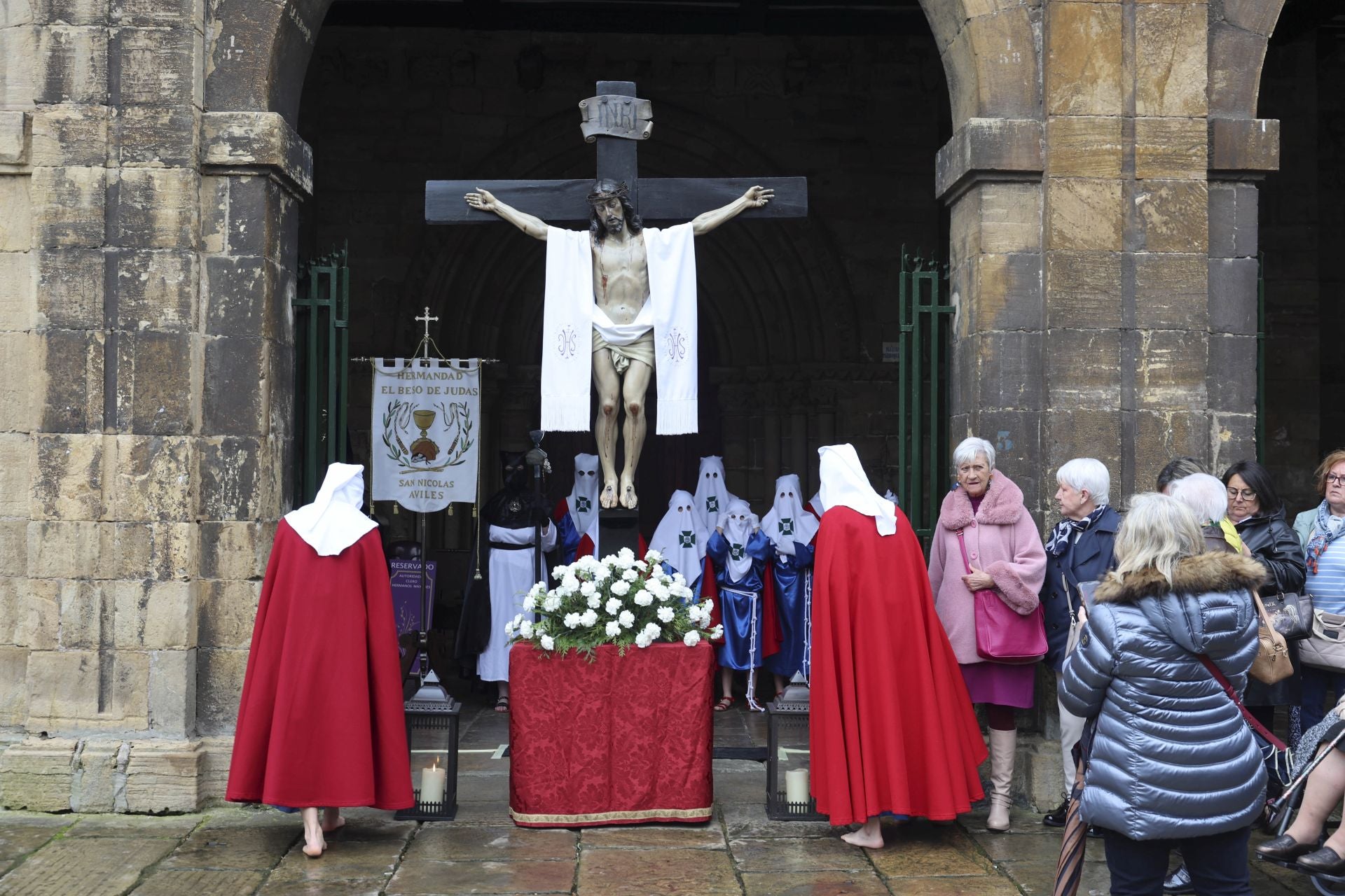 Las mejores imágenes de la procesión del Santo Entierro en Avilés