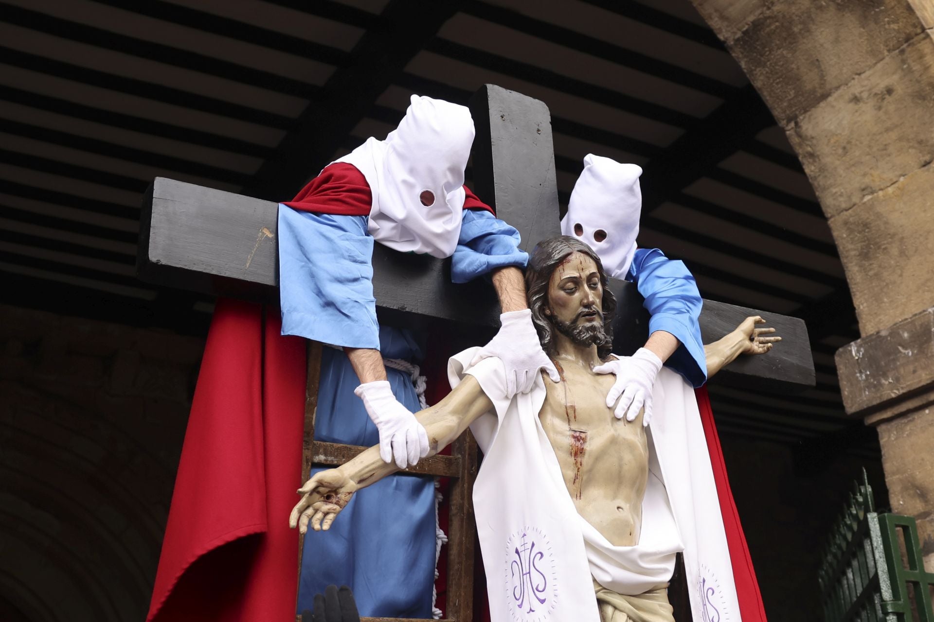 Las mejores imágenes de la procesión del Santo Entierro en Avilés