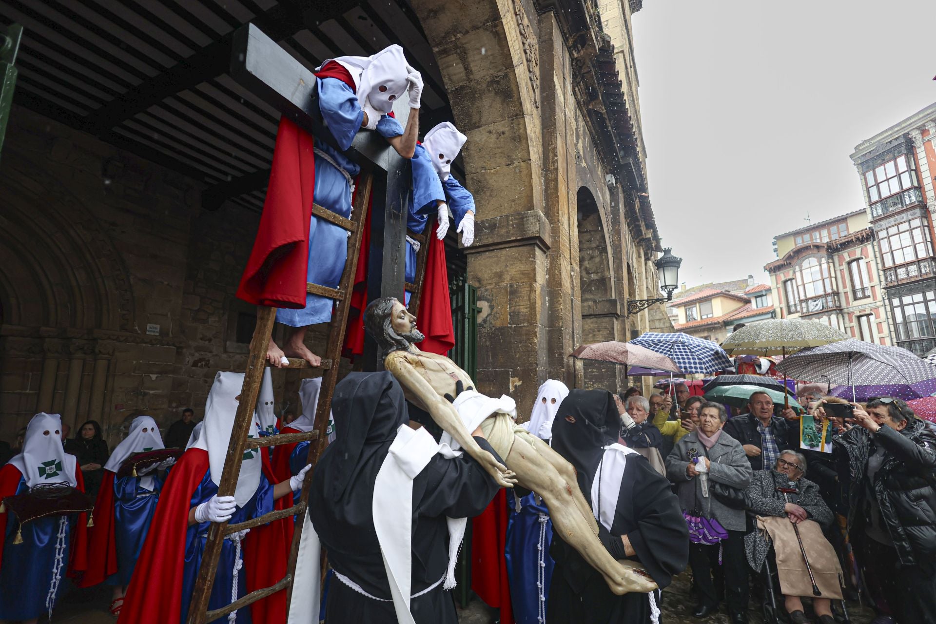 Las mejores imágenes de la procesión del Santo Entierro en Avilés