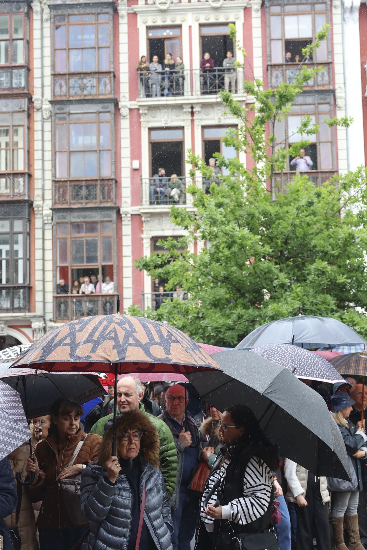 Las mejores imágenes de la procesión del Santo Entierro en Avilés