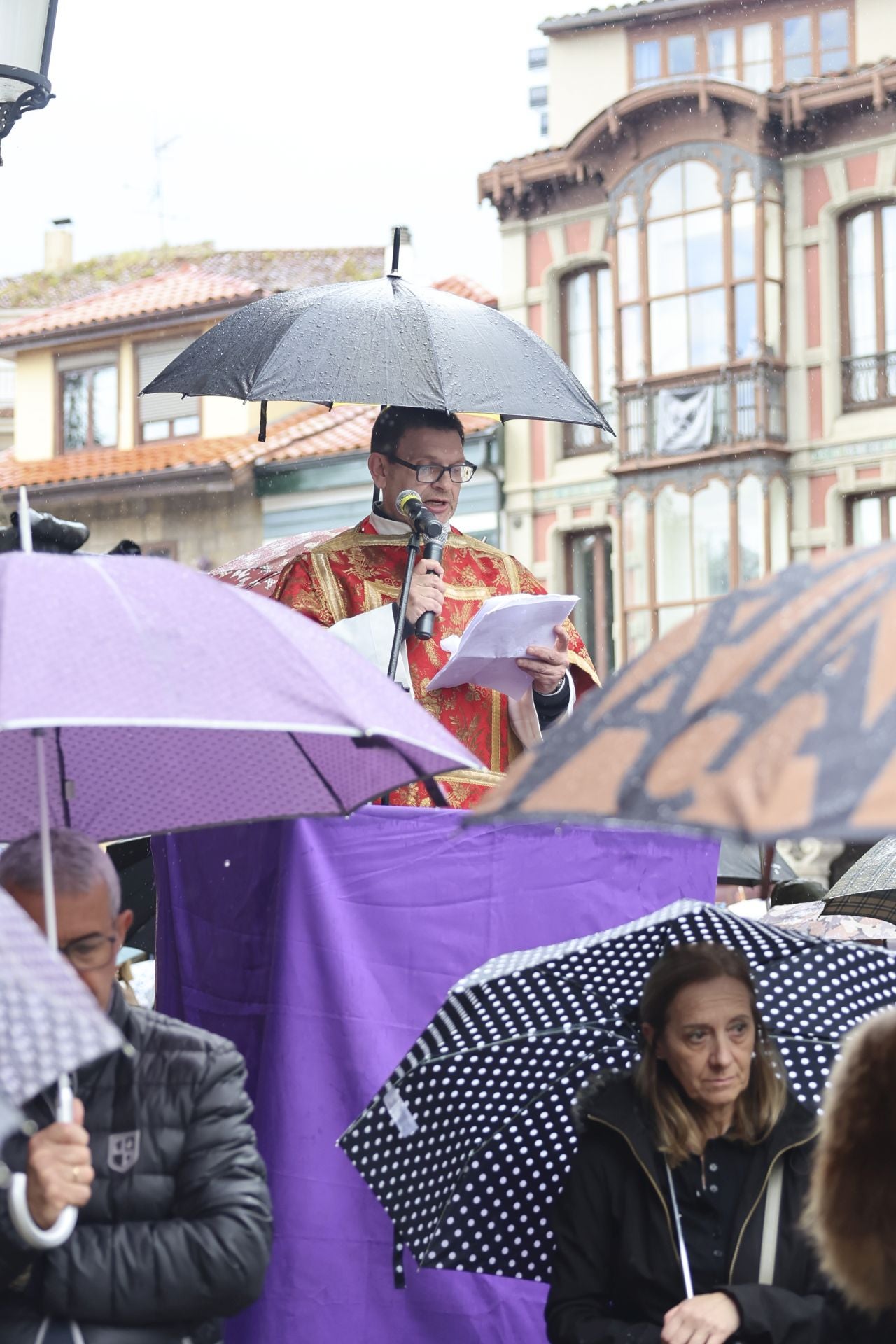 Las mejores imágenes de la procesión del Santo Entierro en Avilés