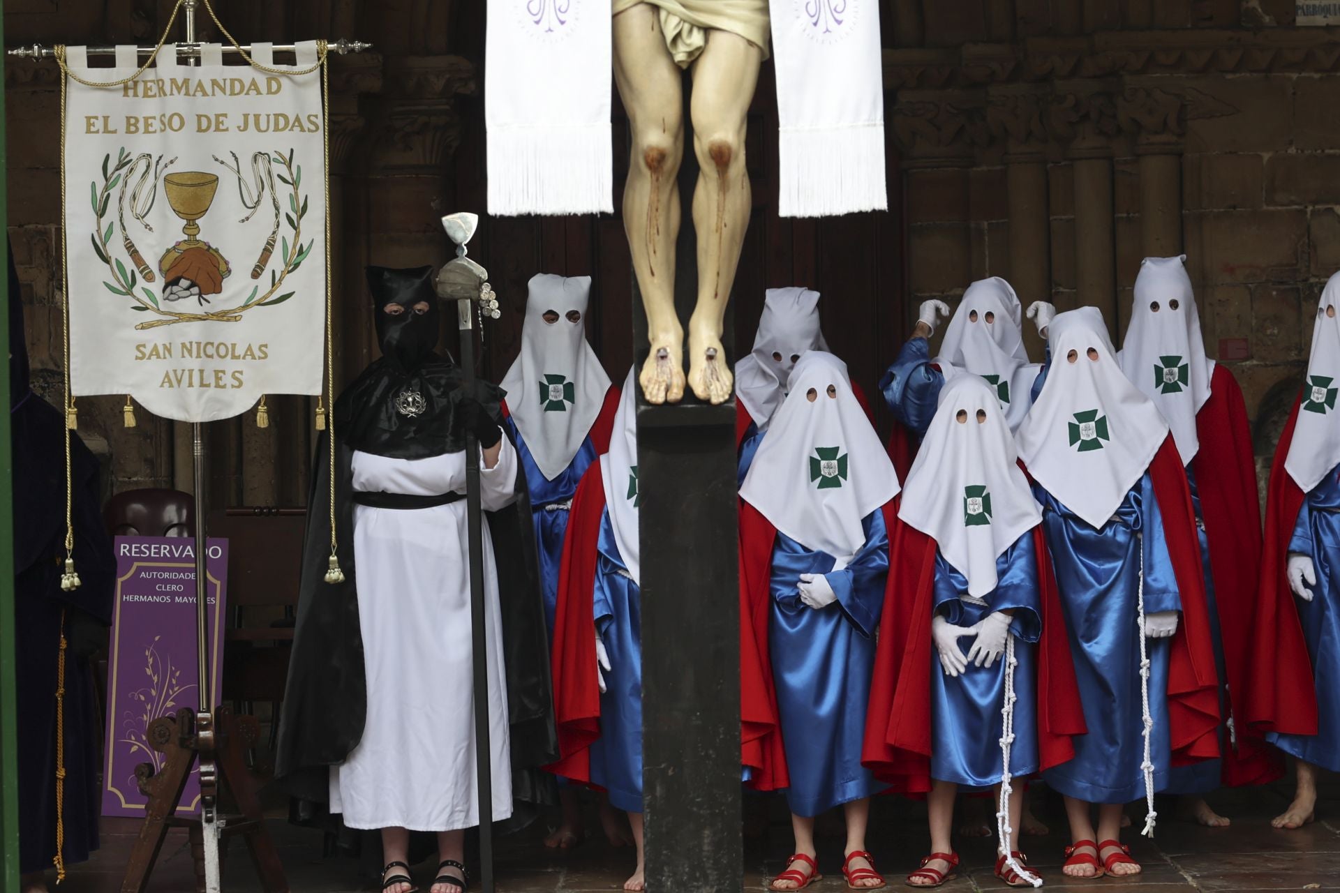 Las mejores imágenes de la procesión del Santo Entierro en Avilés