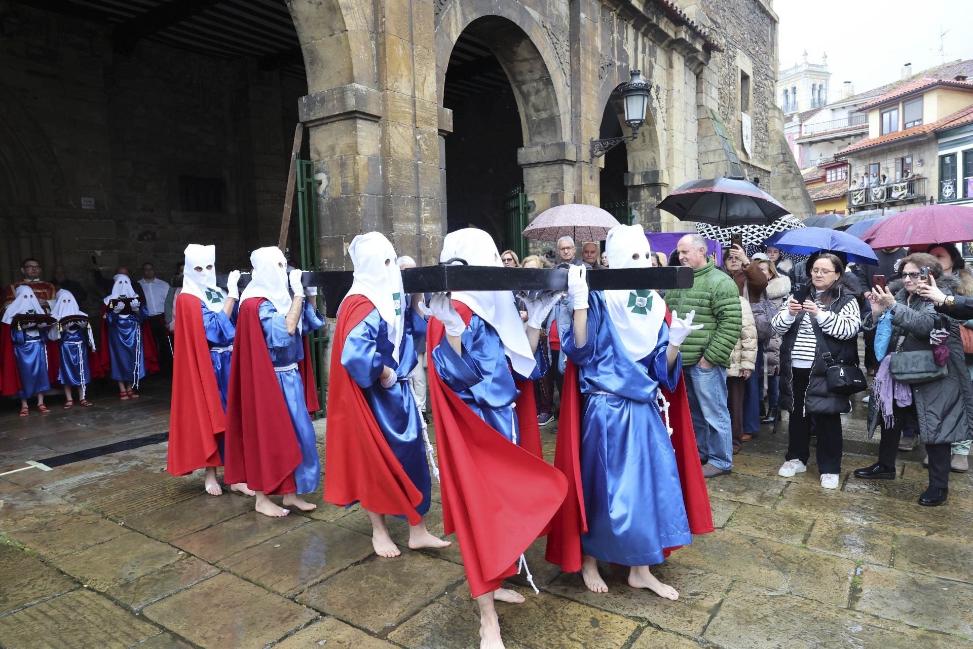 Las mejores imágenes de la procesión del Santo Entierro en Avilés