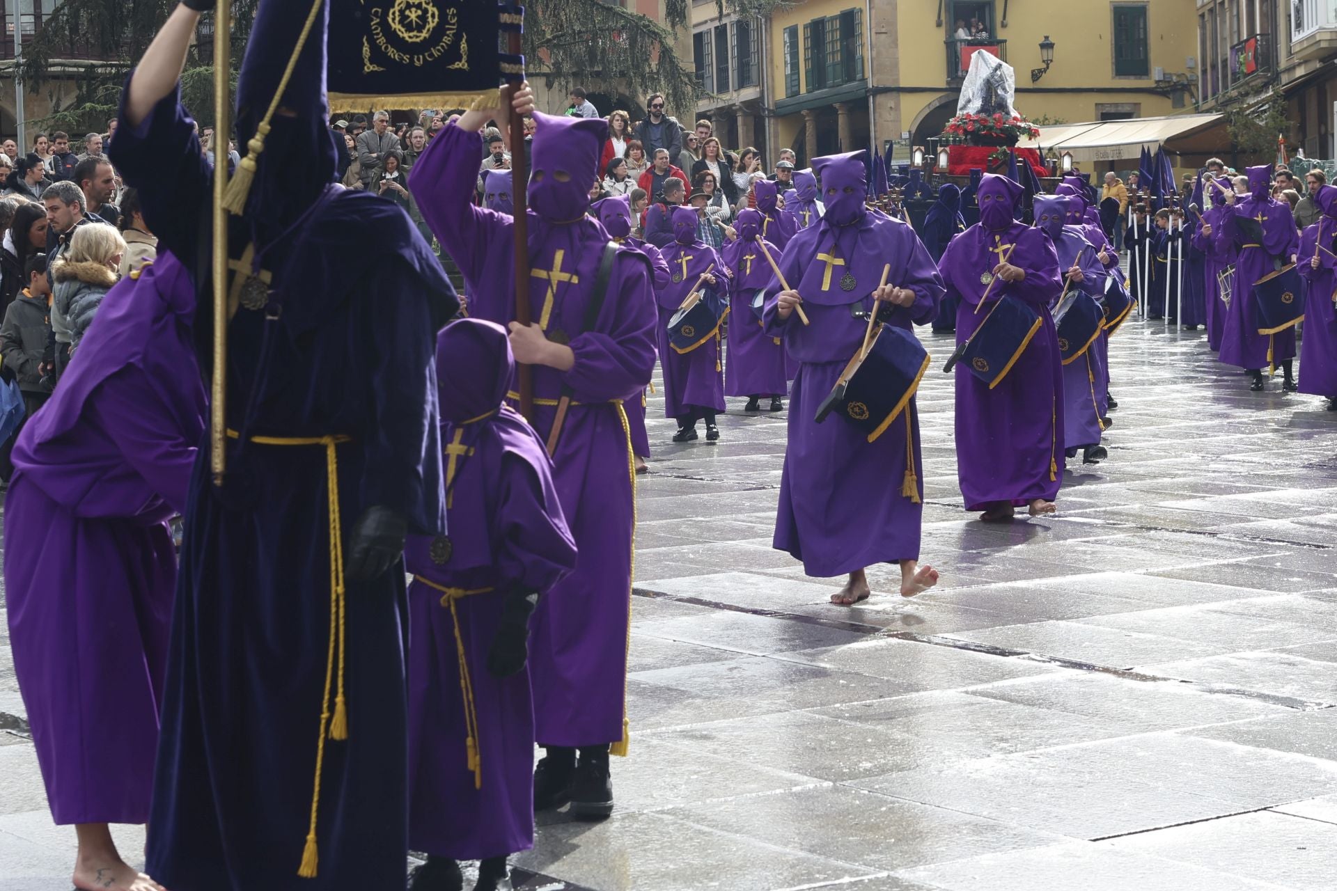 Las mejores imágenes de la procesión del Santo Entierro en Avilés