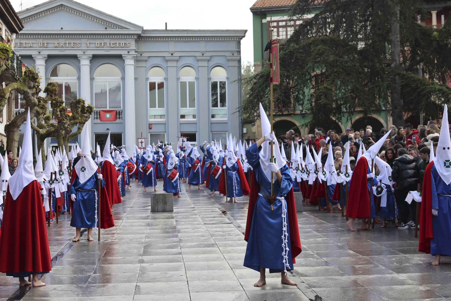 Las mejores imágenes de la procesión del Santo Entierro en Avilés