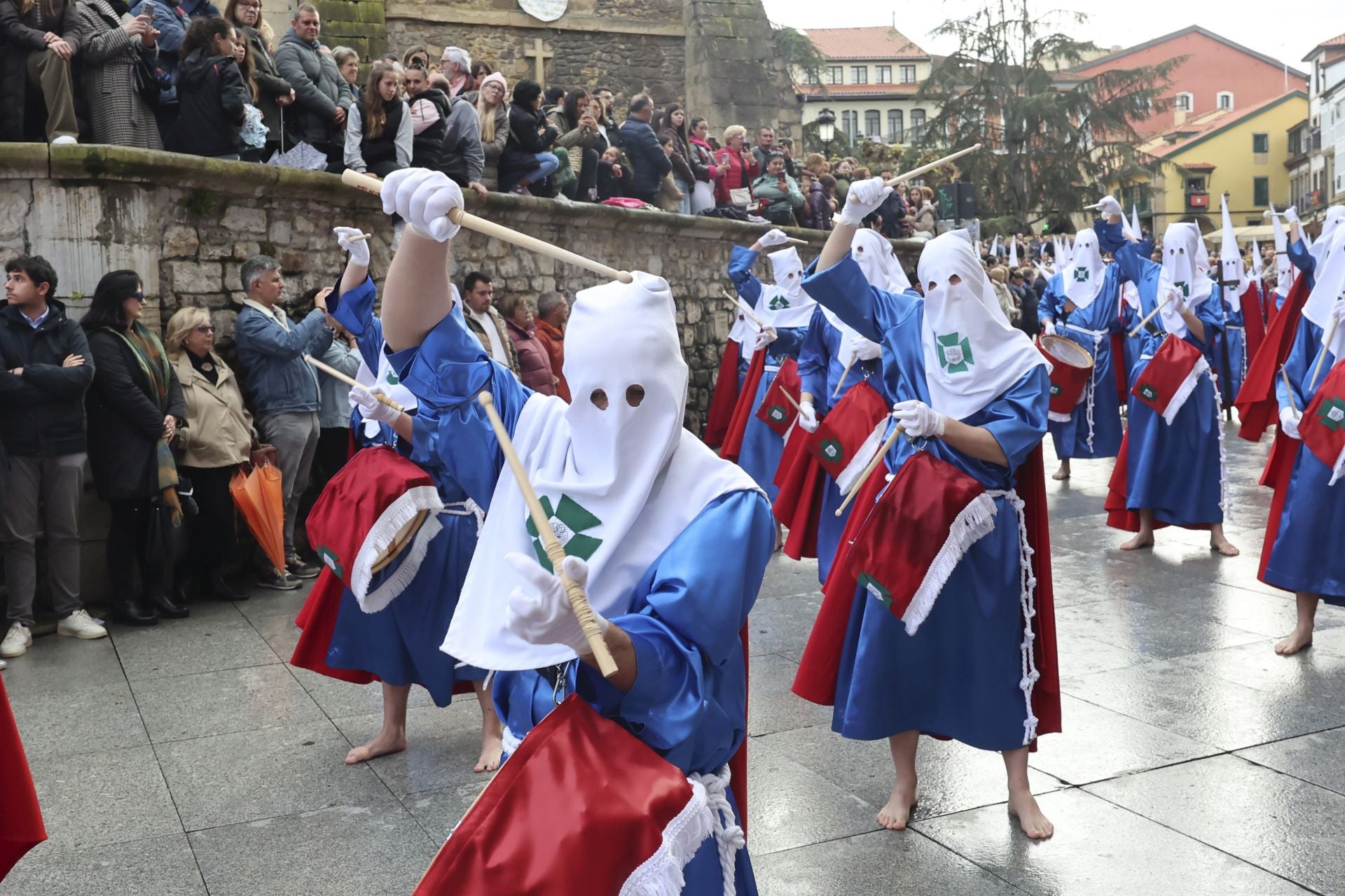 Las mejores imágenes de la procesión del Santo Entierro en Avilés