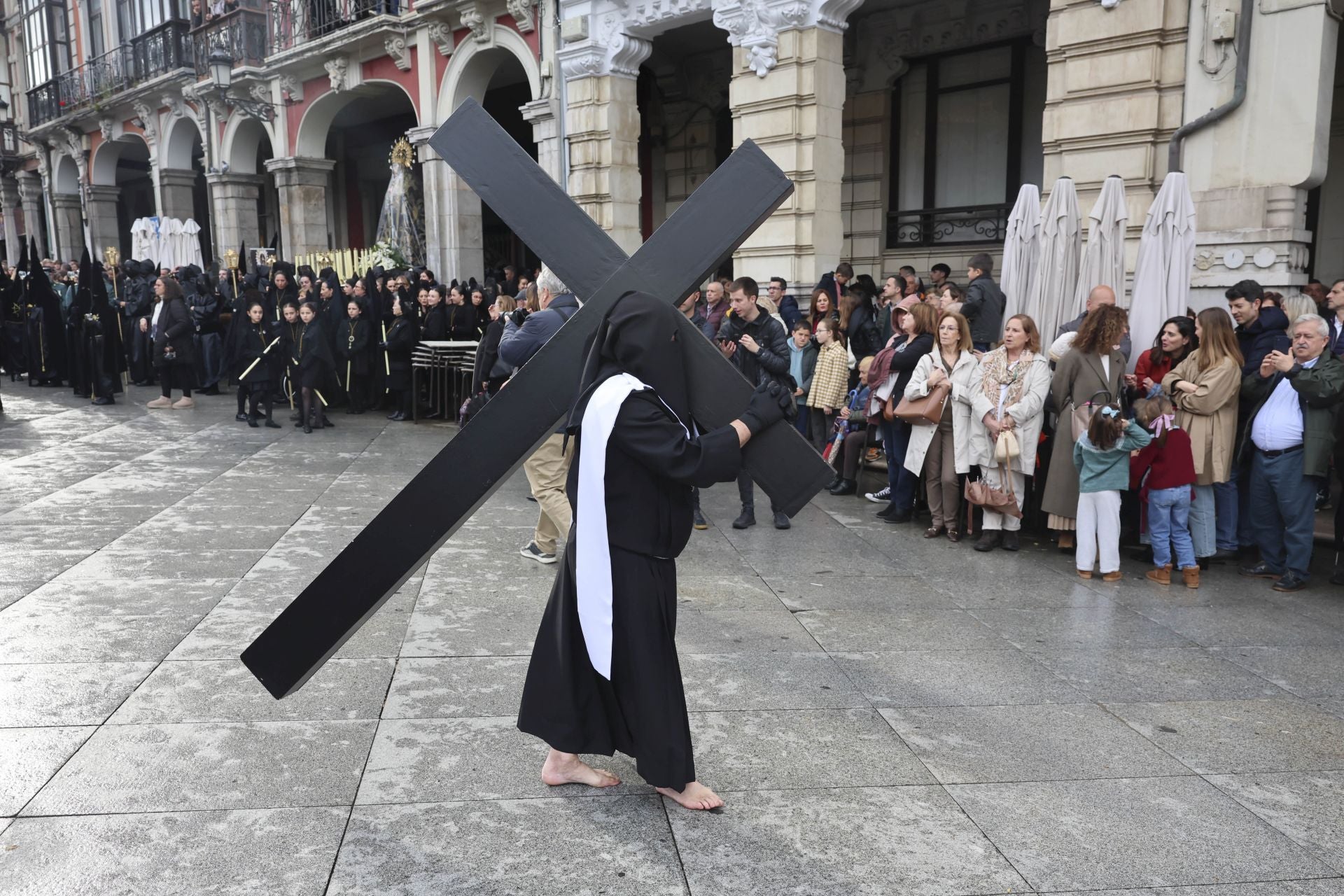 Las mejores imágenes de la procesión del Santo Entierro en Avilés