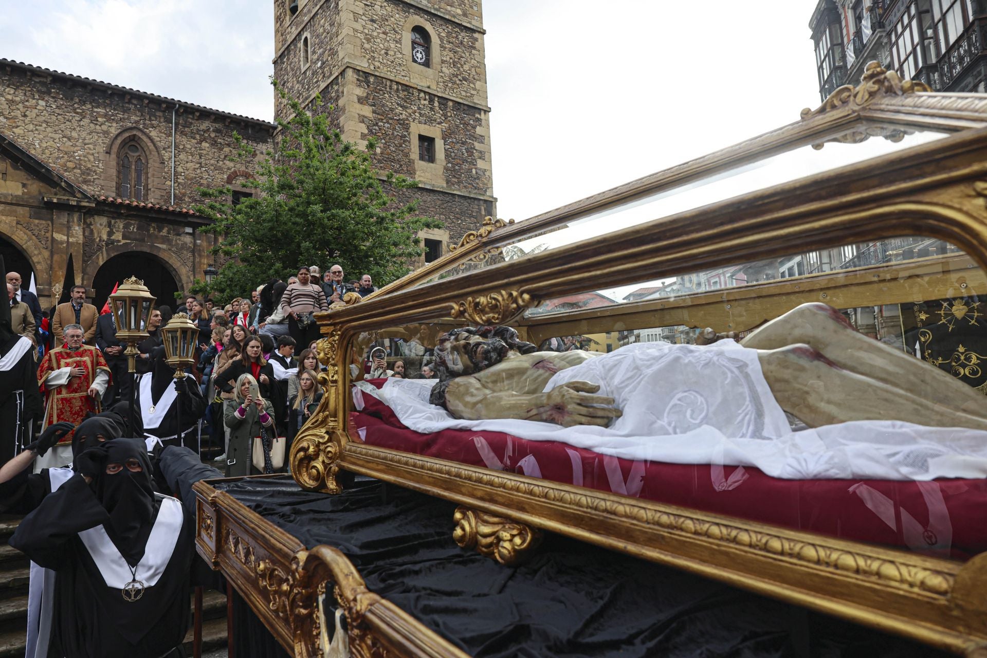 Las mejores imágenes de la procesión del Santo Entierro en Avilés