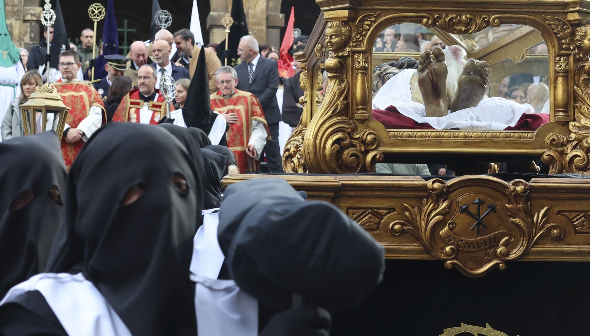 Las mejores imágenes de la procesión del Santo Entierro en Avilés