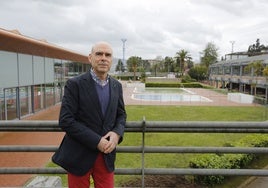 Joaquín Miranda, con las piscinas del Grupo detrás.