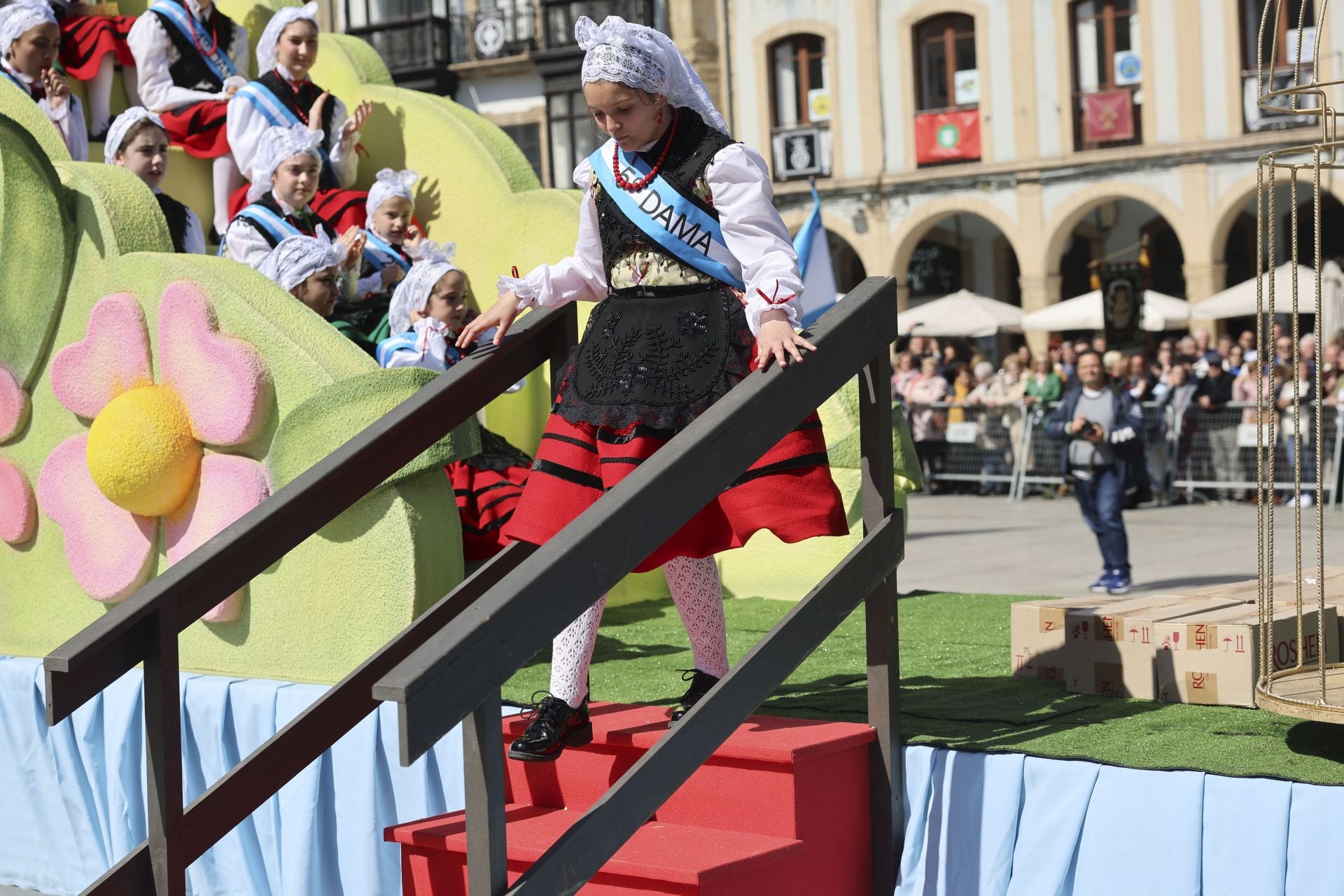 Todas las fotos del desfile de carrozas de las fiestas de El Bollo de Avilés 2025