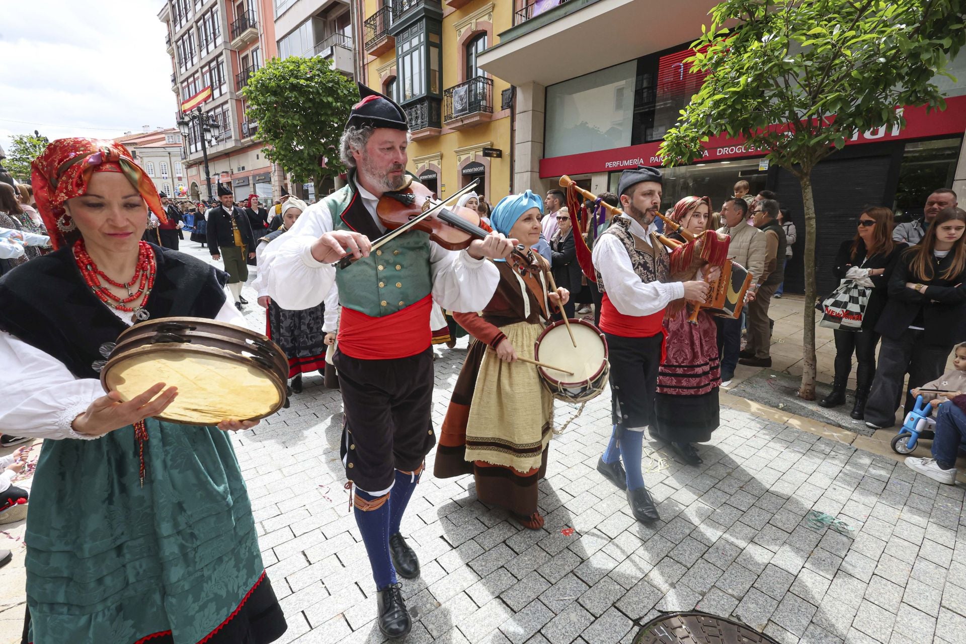 Todas las fotos del desfile de carrozas de las fiestas de El Bollo de Avilés 2025