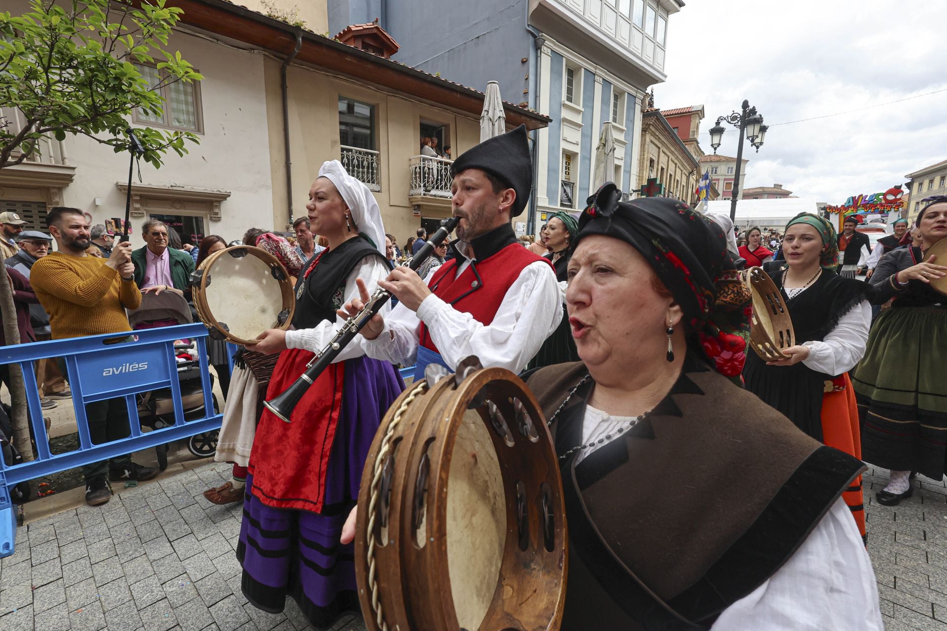 Todas las fotos del desfile de carrozas de las fiestas de El Bollo de Avilés 2025