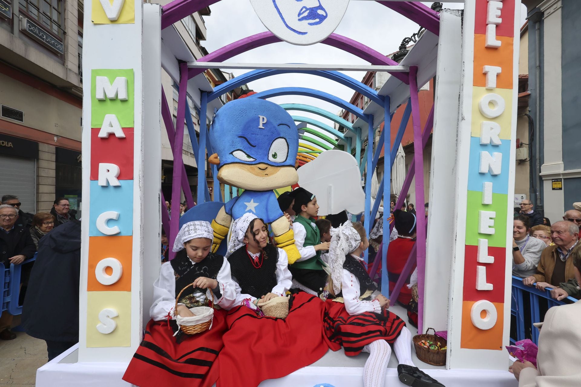 Todas las fotos del desfile de carrozas de las fiestas de El Bollo de Avilés 2025