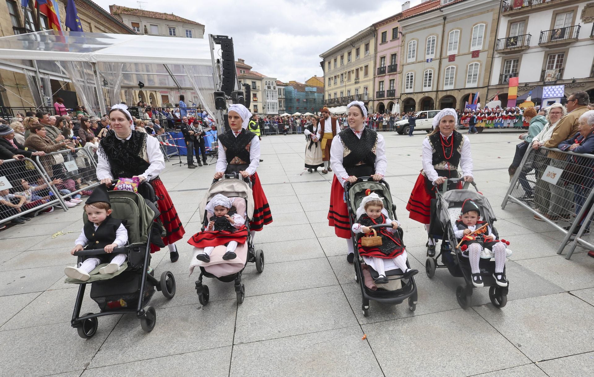 Todas las fotos del desfile de carrozas de las fiestas de El Bollo de Avilés 2025