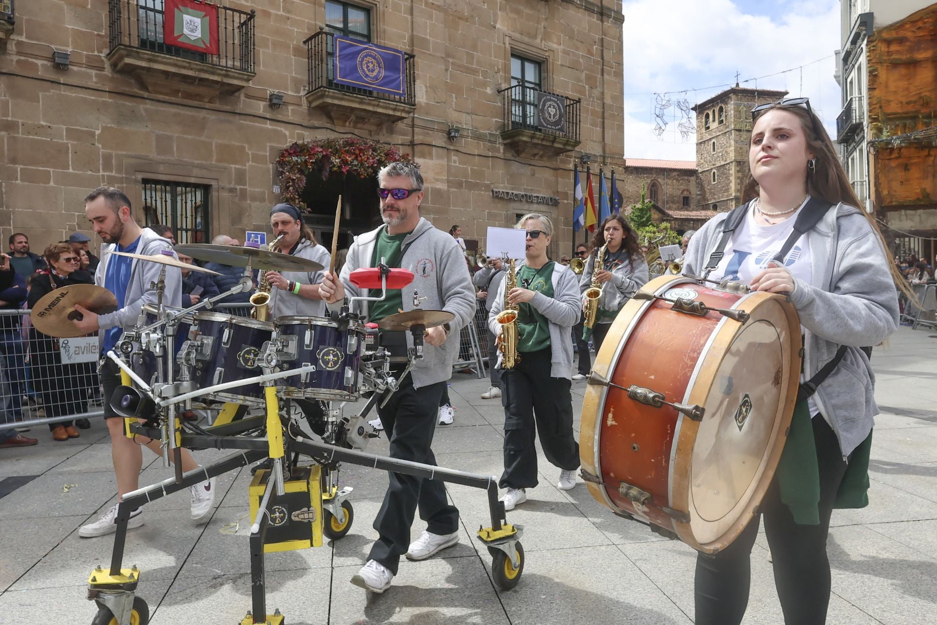 Todas las fotos del desfile de carrozas de las fiestas de El Bollo de Avilés 2025