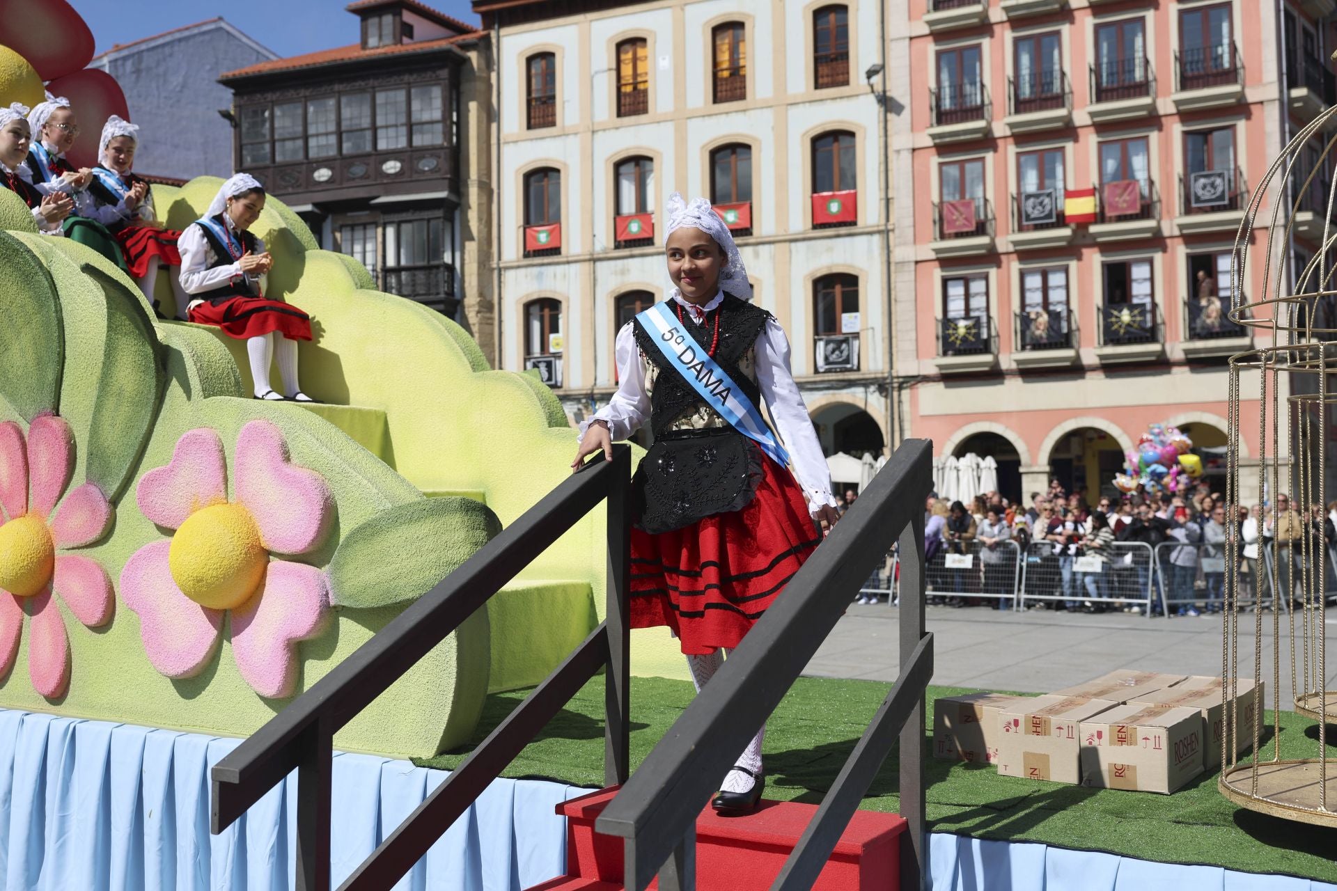 Todas las fotos del desfile de carrozas de las fiestas de El Bollo de Avilés 2025